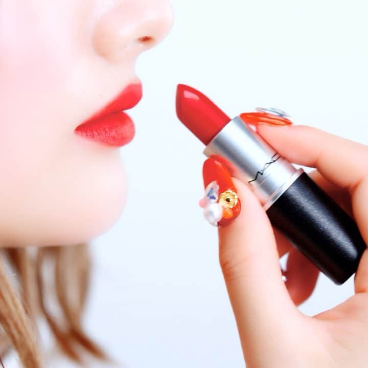 M∙A∙C Cosmetics Japanのインスタグラム：「⠀ M·A·Cが提案する日本のトレンドメイク “TOKYO GIRL” 本日4/19～全国のM·A·C店舗で展開中！ ⠀ 発売から爆発的人気を誇る日本限定赤リップ「ルビー ウー トーキョー」で日本女性に似合うトレンドのモダンメイクに ⠀ ⠀ 限定ビジュアルは令和元日5月1日にエイベックスからデビューする次世代ギャルとして話題の新人アーティスト「安斉かれん」とコラボ！ @kalenanzai #MACKALENANZAI ⠀ ⠀ ⠀ ⠀ ⠀ ⠀ #MACCosmeticsJapan #MACコスメ #MACCosmetics #MAC #コスメ #メイク #トレンド #トレンドメイク #リップ #リップスティック #赤リップ #ルビーウートーキョー #OnlyInJapan #Tokyo #Lipstick #MACリップ #安斉かれん #KALENANZAI」