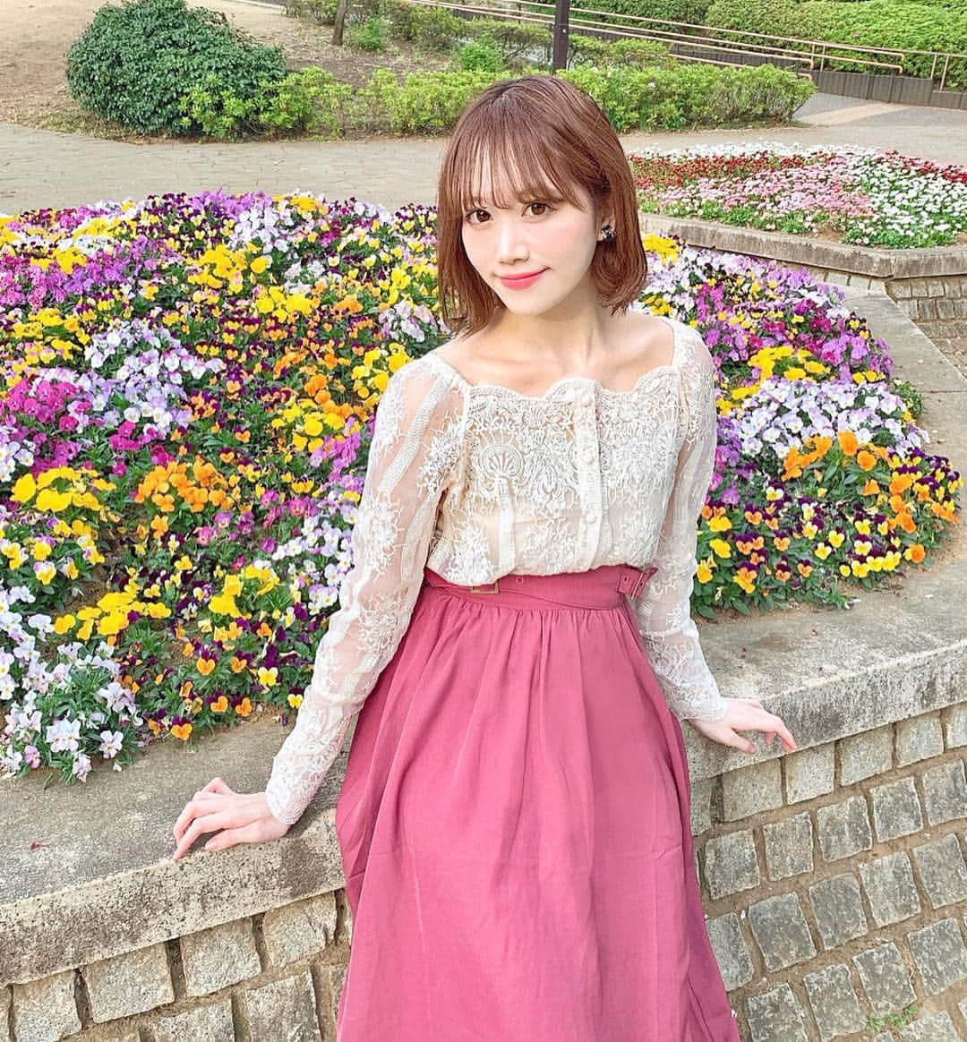 佐藤瀬奈さんのインスタグラム写真 - (佐藤瀬奈Instagram)「公園のお花が咲いてきて嬉しい〜☺️💐 最近暖かいからお昼休憩はお散歩してるよ💓⠀ ⠀ ブラウス♡ @fifth_store →40%off スカート♡ @renaikeikaku_official  イヤリング♡ @chanelofficial ⠀ ⠀ このブラウス可愛すぎるツボすぎる🤤💕⠀ ⠀ 午後も頑張りましょう🙆‍♀️ ・ ・ ・ #せぷコーデ #コーデ #fifth #fifthtl #フィフス #スカラップ花柄刺繍ブラウスセット #ブラウスコーデ #プチプラコーデ #renaikeikaku #世田谷公園 #公園 #公園コーデ」4月19日 12時13分 - senapuu