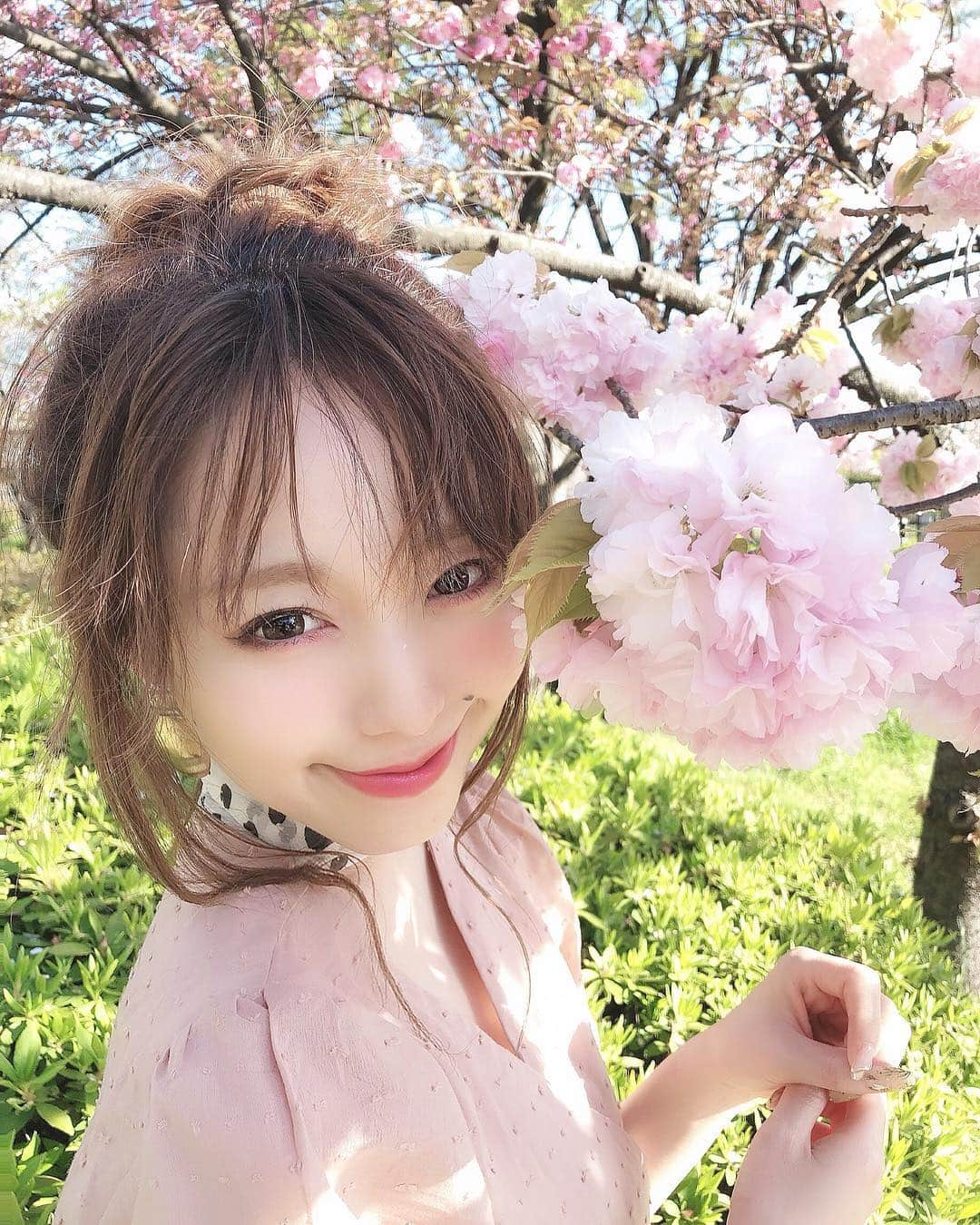 白岩まちこさんのインスタグラム写真 - (白岩まちこInstagram)「≫≫≫ ⁑ 🌸🍡🌸🍡 ㅤㅤㅤㅤㅤㅤㅤㅤㅤㅤㅤㅤㅤ ㅤㅤㅤㅤㅤㅤㅤㅤㅤㅤㅤㅤㅤ ㅤㅤㅤㅤㅤㅤㅤㅤㅤㅤㅤㅤㅤ ２枚目、えっ！？🧐 ㅤㅤㅤㅤㅤㅤㅤㅤㅤㅤㅤㅤㅤ ㅤㅤㅤㅤㅤㅤㅤㅤㅤㅤㅤㅤㅤ 気持ちいい程の半目👀✌🏻🎶 ㅤㅤㅤㅤㅤㅤㅤㅤㅤㅤㅤㅤㅤ ㅤㅤㅤㅤㅤㅤㅤㅤㅤㅤㅤㅤㅤ ㅤㅤㅤㅤㅤㅤㅤㅤㅤㅤㅤㅤㅤ ㅤㅤㅤㅤㅤㅤㅤㅤㅤㅤㅤㅤㅤ そういえば、スカーフの巻き方教えてってDM来てたから動画にしてみようかなぁー🐥✨ ㅤㅤㅤㅤㅤㅤㅤㅤㅤㅤㅤㅤㅤ ㅤㅤㅤㅤㅤㅤㅤㅤㅤㅤㅤㅤㅤ ㅤㅤㅤㅤㅤㅤㅤㅤㅤㅤㅤㅤㅤ  ㅤㅤㅤㅤㅤㅤㅤㅤㅤㅤㅤㅤㅤ #桜#さくら#サクラ#お花見#花見#屋台 #🌸#造幣局#桜の通り抜け#梅田グルメ#osaka#平成最後の桜#おだんごヘア#ヘアアレンジ#アレンジヘア#チーズハットグ#おだんごアレンジ#白岩まちこ#春コーデ#春ファッション#今日の服#きょコ#シースルーバング#ブラウス#メイク#メイク動画 #お花見コーデ#花見コーデ#スカーフ ㅤㅤㅤㅤㅤㅤㅤㅤㅤㅤㅤㅤ  ㅤㅤㅤㅤㅤㅤㅤㅤㅤㅤㅤㅤㅤ」4月19日 12時10分 - machichas