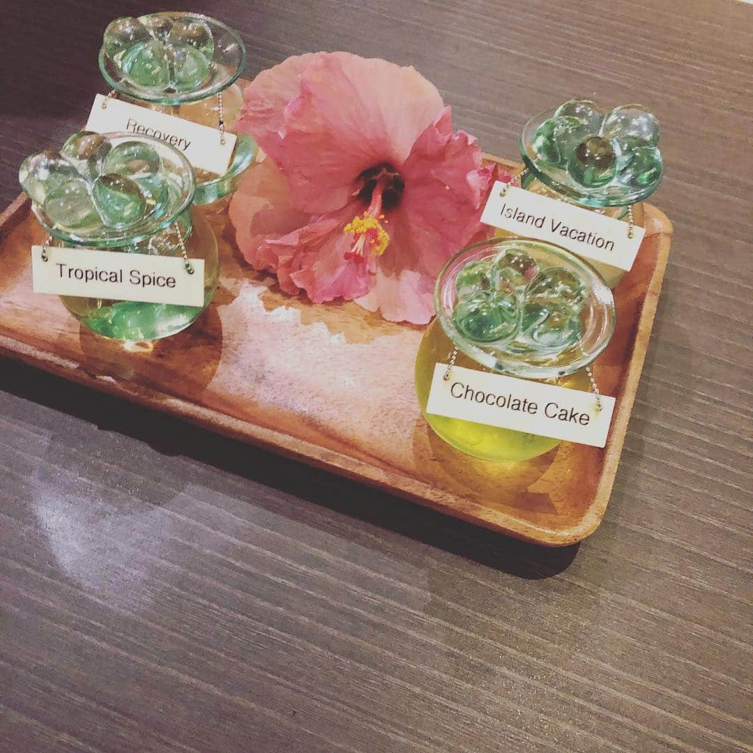 EMILY/BLUEさんのインスタグラム写真 - (EMILY/BLUEInstagram)「午前中からホテルのスパ SPA ayualamへ🌺 日頃の寝不足と、ボロッボロの肩や腰を癒して頂きました。。 本当にたまーーーにの贅沢🌺 いいのいいの！！！ オイルマッサージの後は 素敵なフラワーバスでシメ🌺😂🙏🏼🌺 よし！ 着替て母ちゃんスイッチオン👍🏼👍🏼👶🏻🤗 #guam #trip #spa #outfit #smile #ootd #family #instafashion #hotelnikkoguam #flower #flowerbath #premierhotelgroup #カジュアルコーデ #ママコーデ #ママファッション #ファッション #コーディネート #グアム #旅 #旅行 #ホテルニッコーグアム #プレミアホテルグループ #スパ #フラワーバス #spaayualam #スパアユアラン」4月19日 10時45分 - emilybluejewelry0220