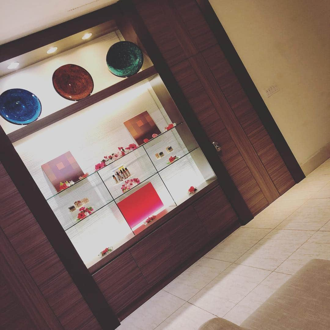 EMILY/BLUEさんのインスタグラム写真 - (EMILY/BLUEInstagram)「午前中からホテルのスパ SPA ayualamへ🌺 日頃の寝不足と、ボロッボロの肩や腰を癒して頂きました。。 本当にたまーーーにの贅沢🌺 いいのいいの！！！ オイルマッサージの後は 素敵なフラワーバスでシメ🌺😂🙏🏼🌺 よし！ 着替て母ちゃんスイッチオン👍🏼👍🏼👶🏻🤗 #guam #trip #spa #outfit #smile #ootd #family #instafashion #hotelnikkoguam #flower #flowerbath #premierhotelgroup #カジュアルコーデ #ママコーデ #ママファッション #ファッション #コーディネート #グアム #旅 #旅行 #ホテルニッコーグアム #プレミアホテルグループ #スパ #フラワーバス #spaayualam #スパアユアラン」4月19日 10時45分 - emilybluejewelry0220