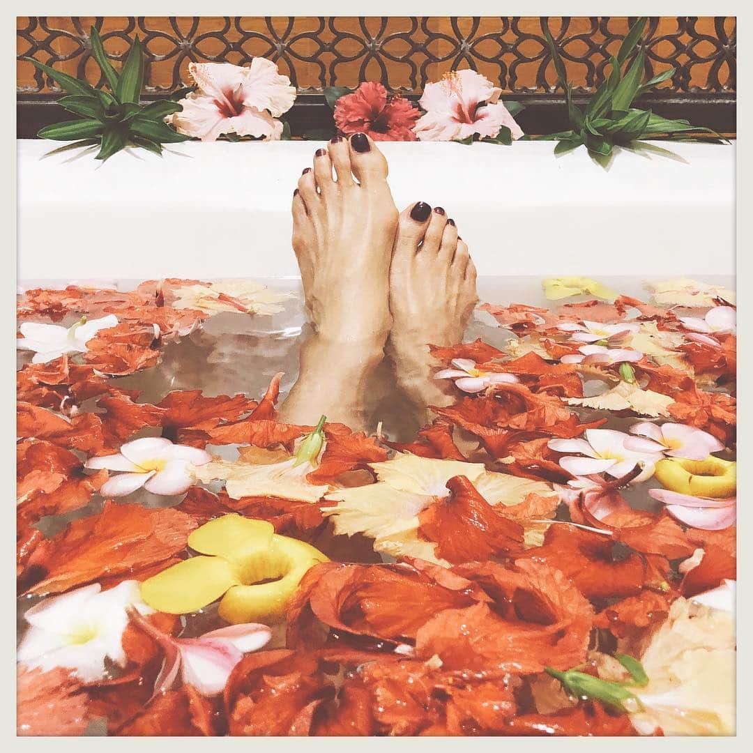 EMILY/BLUEさんのインスタグラム写真 - (EMILY/BLUEInstagram)「午前中からホテルのスパ SPA ayualamへ🌺 日頃の寝不足と、ボロッボロの肩や腰を癒して頂きました。。 本当にたまーーーにの贅沢🌺 いいのいいの！！！ オイルマッサージの後は 素敵なフラワーバスでシメ🌺😂🙏🏼🌺 よし！ 着替て母ちゃんスイッチオン👍🏼👍🏼👶🏻🤗 #guam #trip #spa #outfit #smile #ootd #family #instafashion #hotelnikkoguam #flower #flowerbath #premierhotelgroup #カジュアルコーデ #ママコーデ #ママファッション #ファッション #コーディネート #グアム #旅 #旅行 #ホテルニッコーグアム #プレミアホテルグループ #スパ #フラワーバス #spaayualam #スパアユアラン」4月19日 10時45分 - emilybluejewelry0220