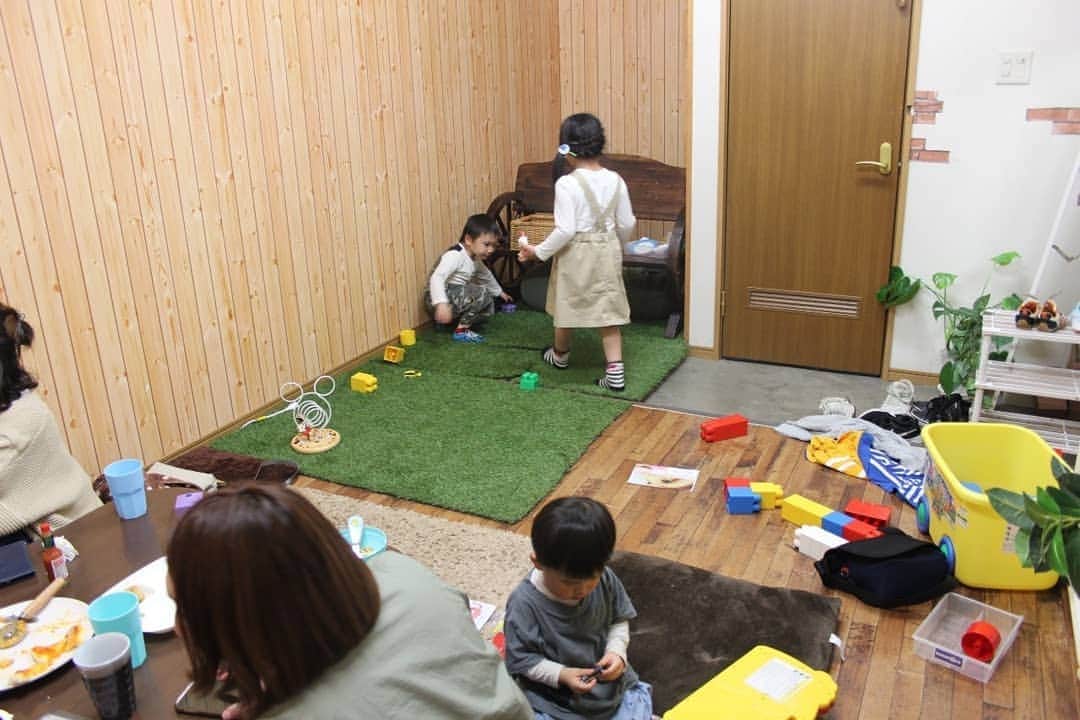 桑原淳さんのインスタグラム写真 - (桑原淳Instagram)「富士吉田の遊べる居酒屋、シレッと昼営業始めました。  昼から飲めます。貸し切りできます。ソフトドリンク飲み放題コースもあります。  しかし今週末暇です（笑）  ぜひ遊びに来てくださいませ  #遊べる居酒屋 #俺っち  https://asoberuizakaya-fujiyoshida.net/lunch/」4月19日 10時38分 - juuuuuuuun