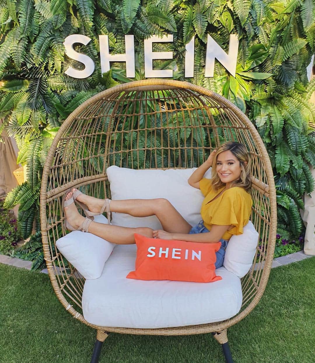チャチー・ゴンザレスのインスタグラム：「Getting all cozy and prepped with @sheinofficial for Coachella! Lesssss gooooo! 💃🏼 #SheinFestival #ad Use my code CGFEST15 for 15% off the entire site! Check out the link in my bio! @shein_us Top ID: 373084 http://bit.ly/2Umr4tn Shorts ID: 668984 http://bit.ly/2PiWvUD」