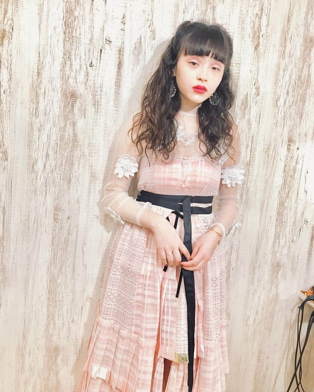 東佳苗さんのインスタグラム写真 - (東佳苗Instagram)「モトーラ🌸🌸🌸 東はすぐ女子に花を持たせたがる…🌷 メイクさんにパンプスと💄の色を同じにしてもらいました🥰 舞台挨拶なので私もrurumu:着ました🖤  枝ちゃん杏奈ちゃんは二人とも知的だししっかりしてるのだけど、 せりな東はポンコツ気味だなぁと舞台挨拶で思いましたw  21世紀の女の子の監督が主演を選ぶ基準として、なんとなく、自分の性格に近い人を無意識に選んでる、というようなことがあるのかなぁ… モトちゃんは毎日忙しくしてて偉いなぁ…とずっと尊敬してる 主演作の公開も沢山控えてて本当凄い… 会うといつも癒され😂🌸がんばろってなる  #21世紀の女の子 #モトーラ世理奈 #outoffashion #rurumu」4月19日 10時54分 - usagi_kanae