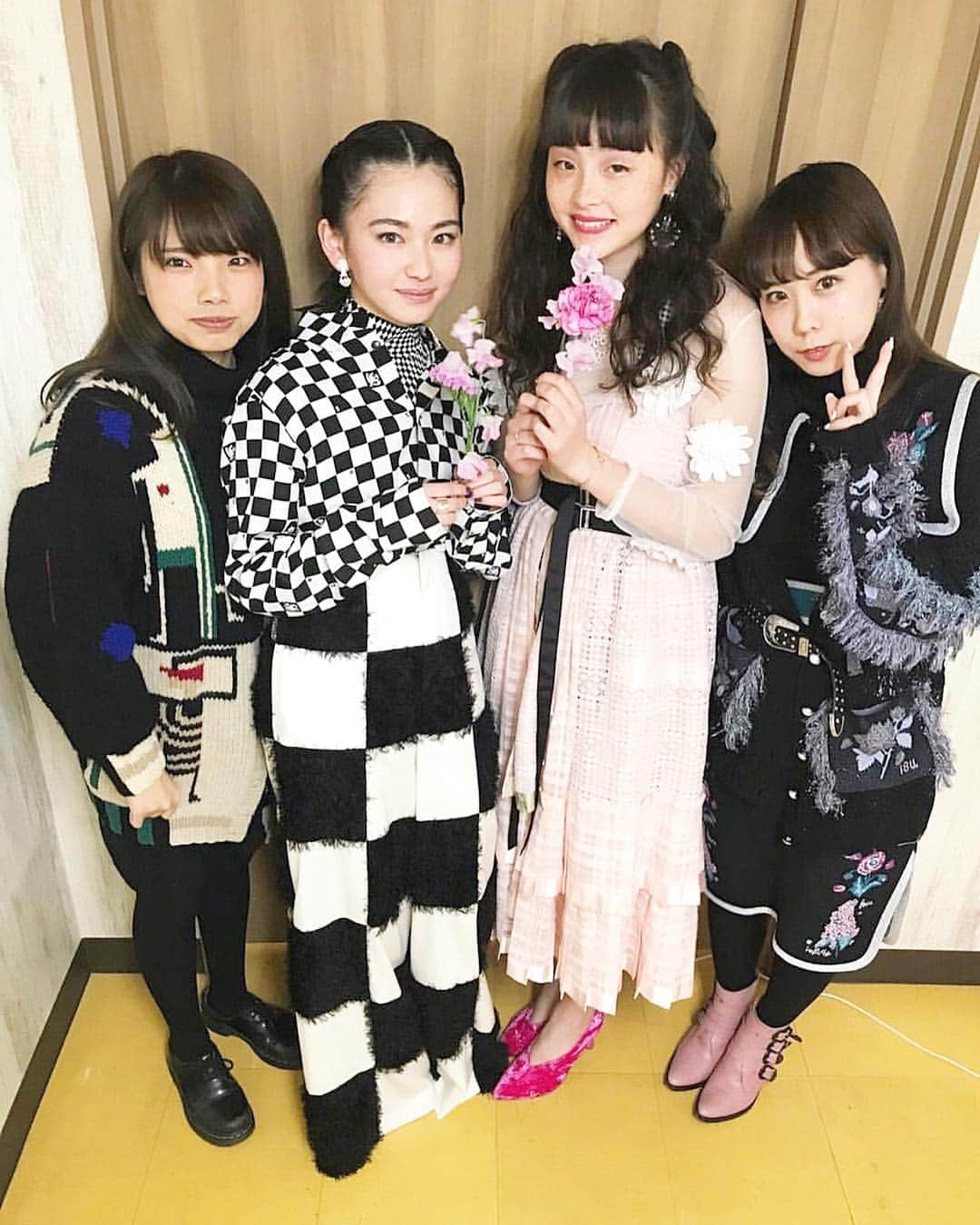 東佳苗さんのインスタグラム写真 - (東佳苗Instagram)「モトーラ🌸🌸🌸 東はすぐ女子に花を持たせたがる…🌷 メイクさんにパンプスと💄の色を同じにしてもらいました🥰 舞台挨拶なので私もrurumu:着ました🖤  枝ちゃん杏奈ちゃんは二人とも知的だししっかりしてるのだけど、 せりな東はポンコツ気味だなぁと舞台挨拶で思いましたw  21世紀の女の子の監督が主演を選ぶ基準として、なんとなく、自分の性格に近い人を無意識に選んでる、というようなことがあるのかなぁ… モトちゃんは毎日忙しくしてて偉いなぁ…とずっと尊敬してる 主演作の公開も沢山控えてて本当凄い… 会うといつも癒され😂🌸がんばろってなる  #21世紀の女の子 #モトーラ世理奈 #outoffashion #rurumu」4月19日 10時54分 - usagi_kanae