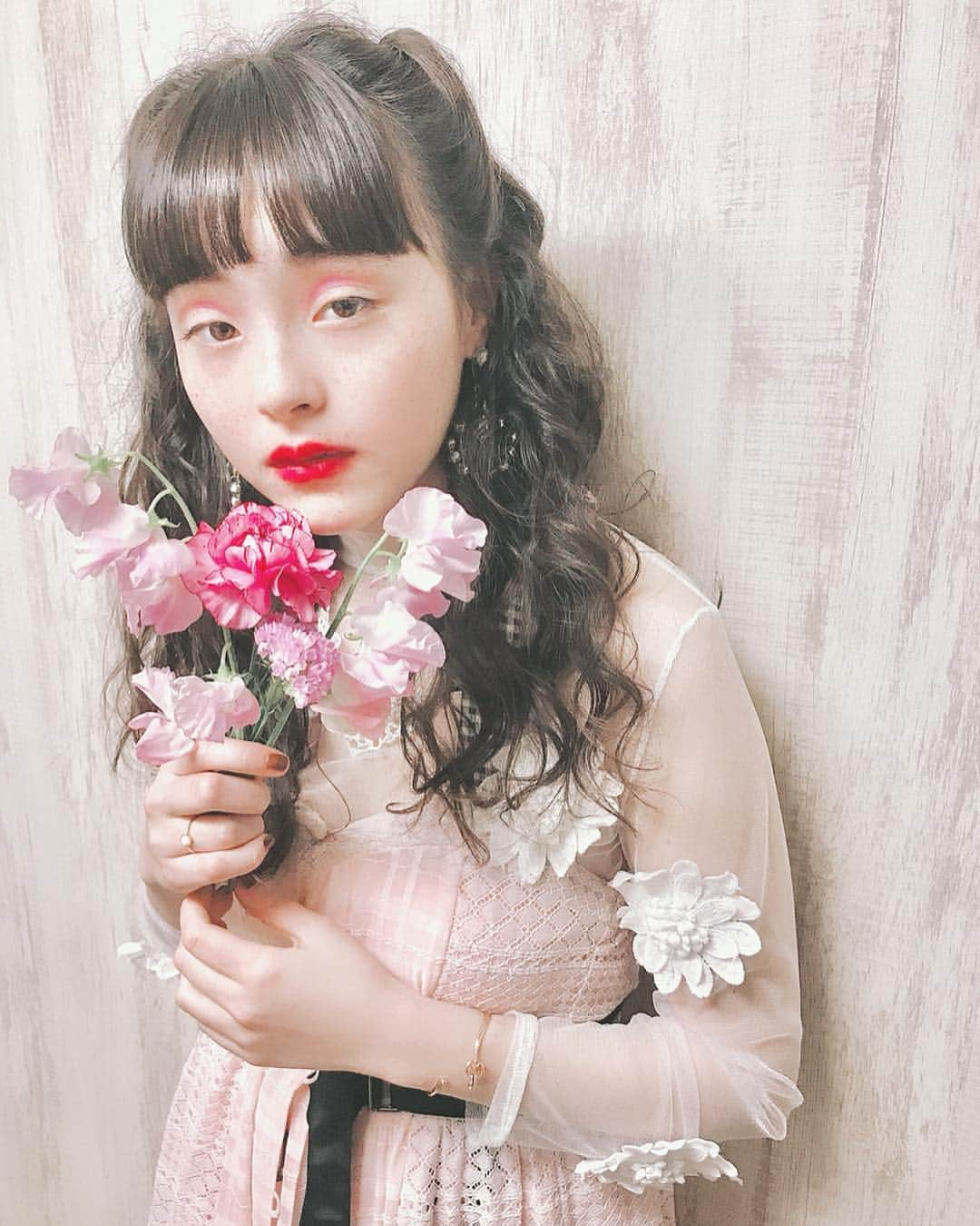 東佳苗さんのインスタグラム写真 - (東佳苗Instagram)「モトーラ🌸🌸🌸 東はすぐ女子に花を持たせたがる…🌷 メイクさんにパンプスと💄の色を同じにしてもらいました🥰 舞台挨拶なので私もrurumu:着ました🖤  枝ちゃん杏奈ちゃんは二人とも知的だししっかりしてるのだけど、 せりな東はポンコツ気味だなぁと舞台挨拶で思いましたw  21世紀の女の子の監督が主演を選ぶ基準として、なんとなく、自分の性格に近い人を無意識に選んでる、というようなことがあるのかなぁ… モトちゃんは毎日忙しくしてて偉いなぁ…とずっと尊敬してる 主演作の公開も沢山控えてて本当凄い… 会うといつも癒され😂🌸がんばろってなる  #21世紀の女の子 #モトーラ世理奈 #outoffashion #rurumu」4月19日 10時54分 - usagi_kanae