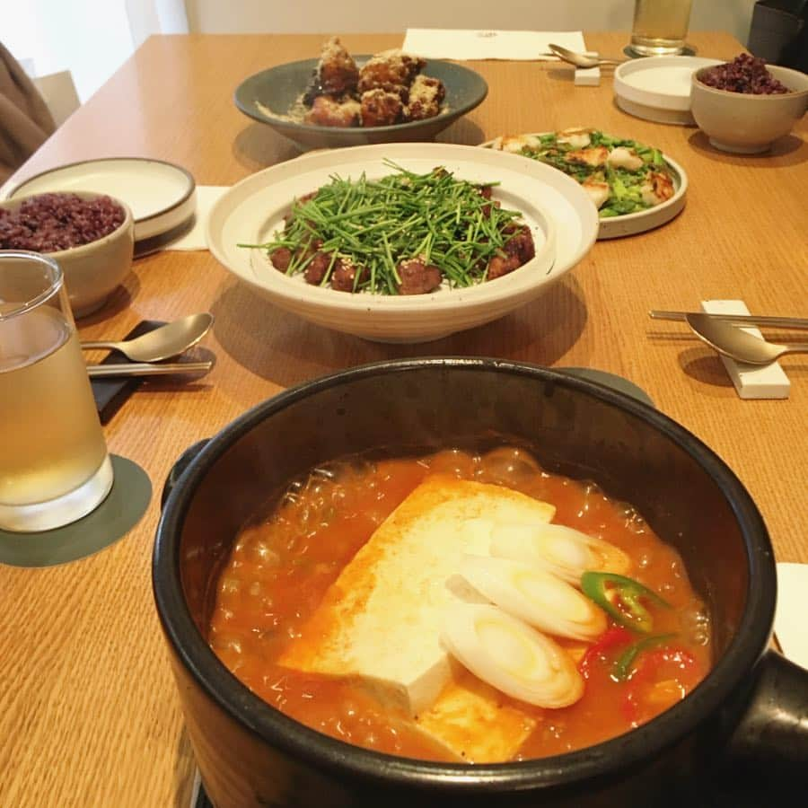 高木りなさんのインスタグラム写真 - (高木りなInstagram)「久しぶりに美味しい韓国料理屋さん見つけました👀✨ 漢南洞にある、コンギ！ 特に写真5枚目の茄子料理が美味でした🍆✨ 早速お家で作ってみたいと思います🙌🏻 오랜만에 맛집 찾았네요! 한남동 공기!  가지새우강정 너무너무 맛있어어!! 바로 집에서 만들어볼려고요~!!💃🏻 . #맛집 #한남동맛집 #공기 #한남동공기 #コンギ #漢南洞コンギ #韓国料理 #韓国家庭料理 #gongi #hannam #seoul #korea」4月19日 10時46分 - rinasvoyage