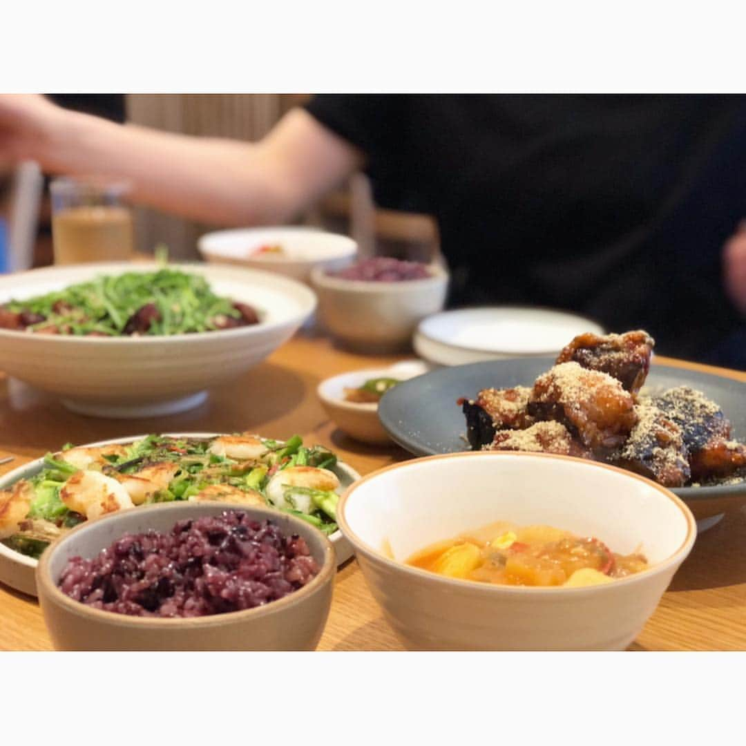 高木りなさんのインスタグラム写真 - (高木りなInstagram)「久しぶりに美味しい韓国料理屋さん見つけました👀✨ 漢南洞にある、コンギ！ 特に写真5枚目の茄子料理が美味でした🍆✨ 早速お家で作ってみたいと思います🙌🏻 오랜만에 맛집 찾았네요! 한남동 공기!  가지새우강정 너무너무 맛있어어!! 바로 집에서 만들어볼려고요~!!💃🏻 . #맛집 #한남동맛집 #공기 #한남동공기 #コンギ #漢南洞コンギ #韓国料理 #韓国家庭料理 #gongi #hannam #seoul #korea」4月19日 10時46分 - rinasvoyage