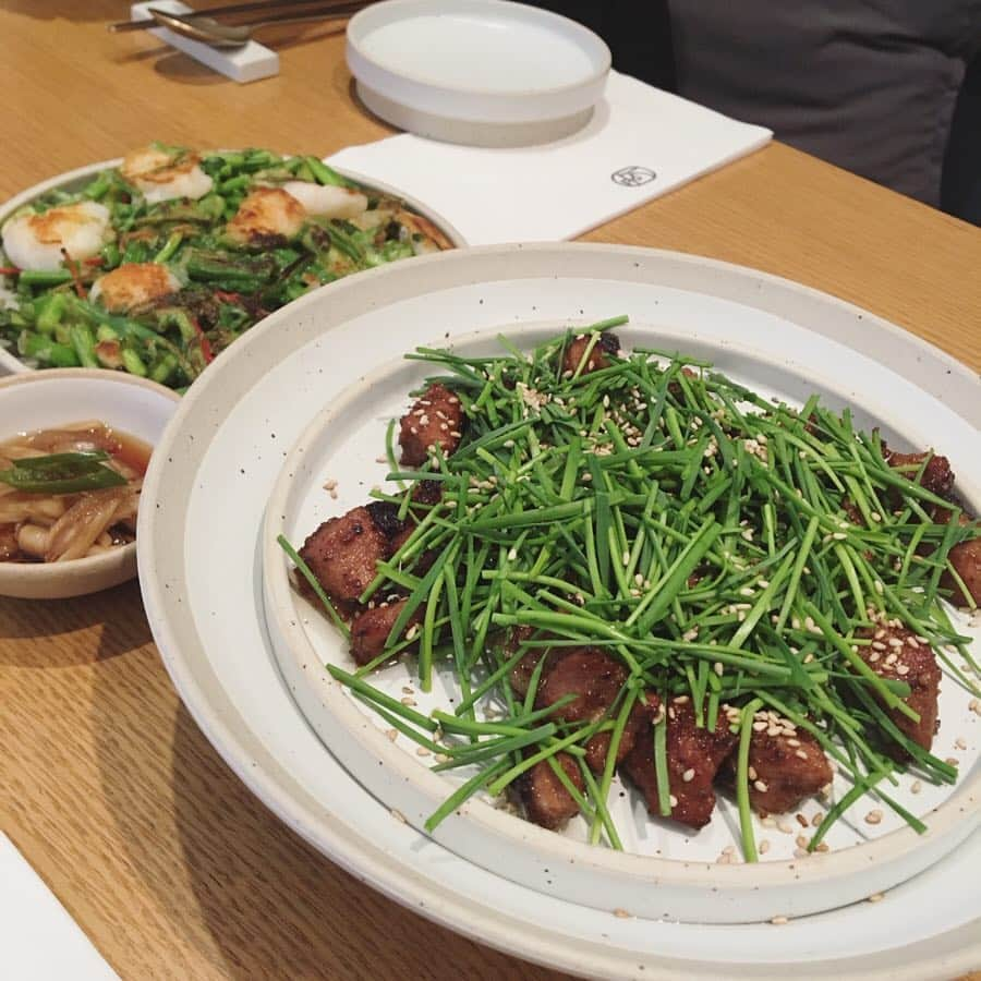 高木りなさんのインスタグラム写真 - (高木りなInstagram)「久しぶりに美味しい韓国料理屋さん見つけました👀✨ 漢南洞にある、コンギ！ 特に写真5枚目の茄子料理が美味でした🍆✨ 早速お家で作ってみたいと思います🙌🏻 오랜만에 맛집 찾았네요! 한남동 공기!  가지새우강정 너무너무 맛있어어!! 바로 집에서 만들어볼려고요~!!💃🏻 . #맛집 #한남동맛집 #공기 #한남동공기 #コンギ #漢南洞コンギ #韓国料理 #韓国家庭料理 #gongi #hannam #seoul #korea」4月19日 10時46分 - rinasvoyage