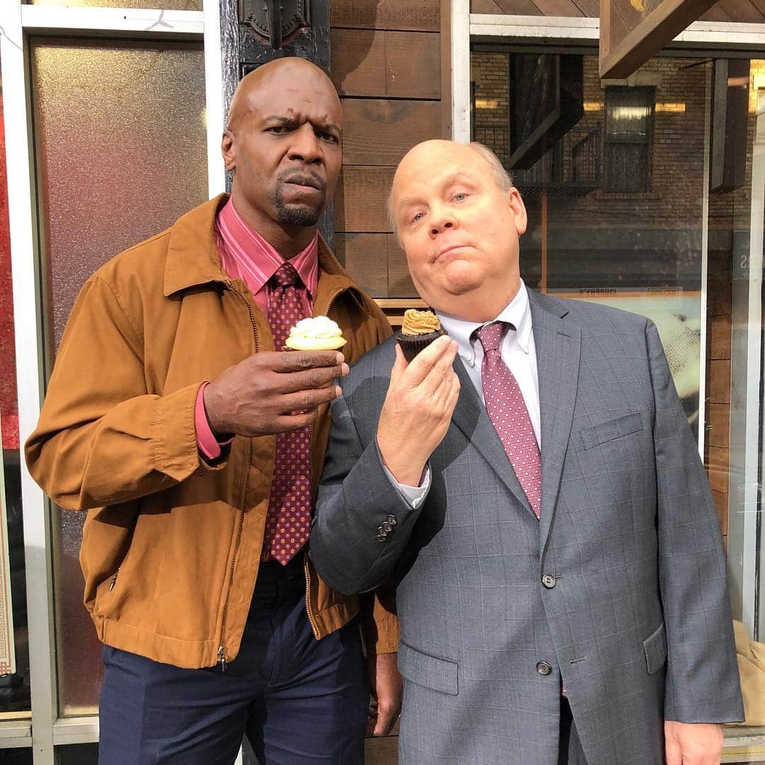 テリー・クルーズさんのインスタグラム写真 - (テリー・クルーズInstagram)「Cupcakes Up Everyone! 🧁#Brooklyn99」4月19日 10時47分 - terrycrews