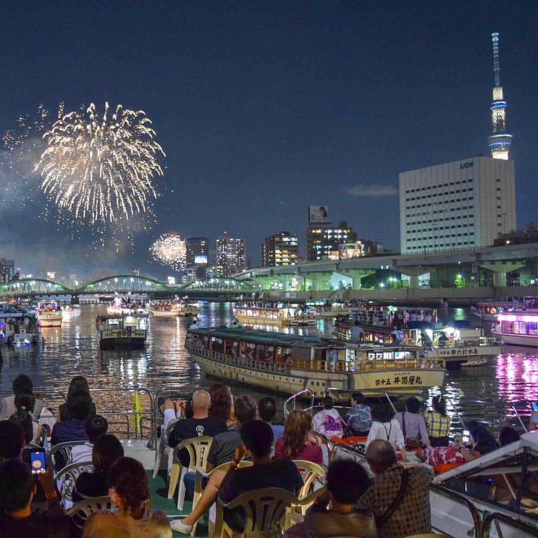 アニバーサリークルーズさんのインスタグラム写真 - (アニバーサリークルーズInstagram)「🎇 . . 記念すべき令和の時代の最初の花火大会🎆 船からゆったりと観覧する贅沢な体験🛥✨ . . 今年は忘れられない夏になる予感🌼 . . #アニバーサリークルーズ #anniversarycruise #貸切クルーズ#貸切クルージング #夏が好き  #花火が好き #花火 #hanabi #もう一回もう一回 #パッと光って咲いた #隅田川花火大会 #花火クルーズ #船上花火鑑賞 #忘れられない記念日」4月19日 10時50分 - anniversary_cruise