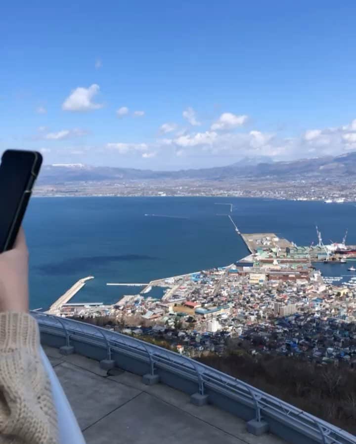 のインスタグラム：「﻿ ﻿ 函館に来ています！！！！！﻿ ﻿ バスツアーでございます。﻿ 2泊3日。初函館。﻿ 函館山のホールでライブがあるので﻿ 下見へ。。。﻿ とにかく景色が良い！！！！！﻿ ﻿ #アプガ函館イカすツアー﻿ #アプガ」