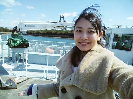 女子アナ47さんのインスタグラム写真 - (女子アナ47Instagram)「元西日本放送・元テレビ愛知アナウンサーの菊池優です。栃木県出身で「とちぎ未来大使」「栃木市ふるさと大使」を務めています。名古屋在住なので、東海地方を中心にフリーアナウンサーをしています。三重テレビの「ハピ３！」という番組に出演していて、三重県の様々な場所へロケに行きます。そんな中で出会った、四日市市の「じんべい」。海に関するものなんですが…皆さんはご存知でしたか？ 『三重県四日市市の「じんべい」って？』 ■海のお掃除船「じんべい」 四日市市の湾内や海岸には毎年たくさんのゴミが流れ着きます。そんな海のゴミを回収してキレイにしてくれるお掃除船があるんです。海に面している自治体は持っていることが多いそうですが、四日市市のお掃除船はオリジナルデザインのユニークなものなんです。その名も「じんべい」！平成28年から週に2回海の掃除をしています。普段は四日市港ポートビルの近くに停泊しているそうです。名前の由来は船の正面がジンベイザメの大きな口のように開いていて、エサを吸い込むようにゴミを集めてくれるからです。確かにジンベイザメのような姿をしていますよね。ちゃんと顔のペイントになっているのも可愛らしいです。白い点々模様もじんべいのポイントだそうです。この前方の口の部分から入りきらない流木などの大きなゴミは、クレーンを伸ばして回収することができます。 クレーンの先端にはチェーンソーも付いていて、細かく切断してからクレーンでつかむこともできます。 海のゴミはこうやって回収されていたんですね。 特に台風や大雨の後は…………続きはトップページのリンクから！ http://jana47.com/from_announcer/  #47プロジェクト #アナウンサー #フリーアナウンサー #女子アナ #女子アナ47 #地方創生 #地方創生アナウンサー #マッチングサイト #マッチングサービス #47発信プロジェクト  #japanese#announcer #団体 #地方局 #47都道府県 #東京  #47project #テレビ愛知 #西日本放送 #三重テレビ#菊池優 #三重#栃木#四日市市#じんべい#お掃除船」4月19日 10時55分 - jana47com