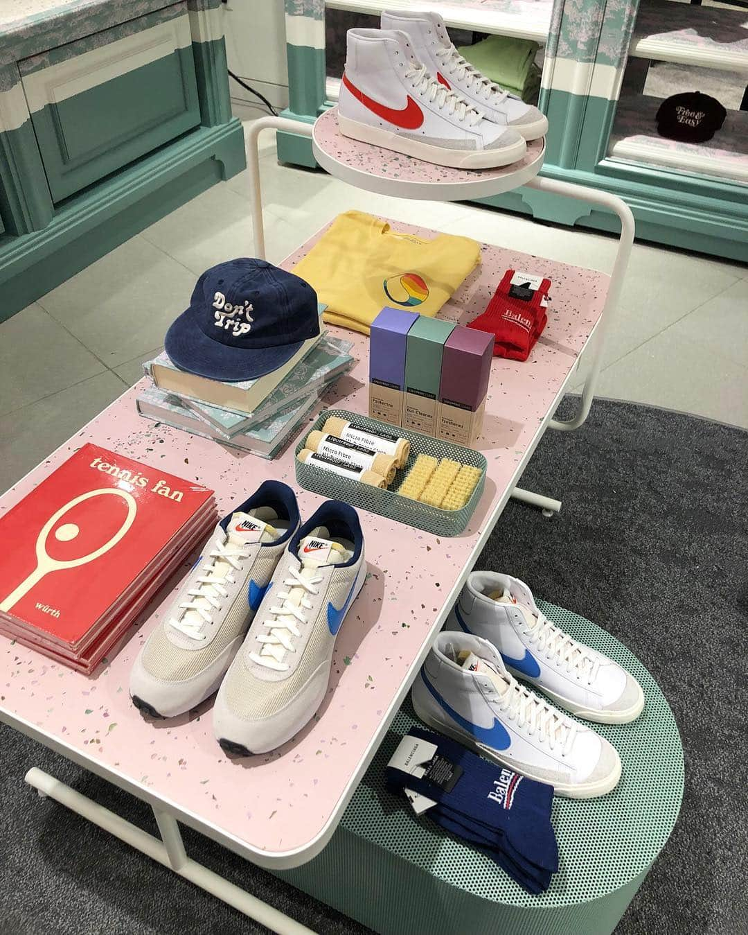 Nordstromさんのインスタグラム写真 - (NordstromInstagram)「Tonight we launched our first ever #nordstromxnike in NYC at #nordstromnyc Men’s Store. The shop, curated by our very own @oliviakim, features apparel, accessories, shoes & more. Swipe ⬅️ to check out the shop & a special thanks to @stretchandbobbito and everyone that came out to help us celebrate tonight!」4月19日 10時57分 - nordstrom