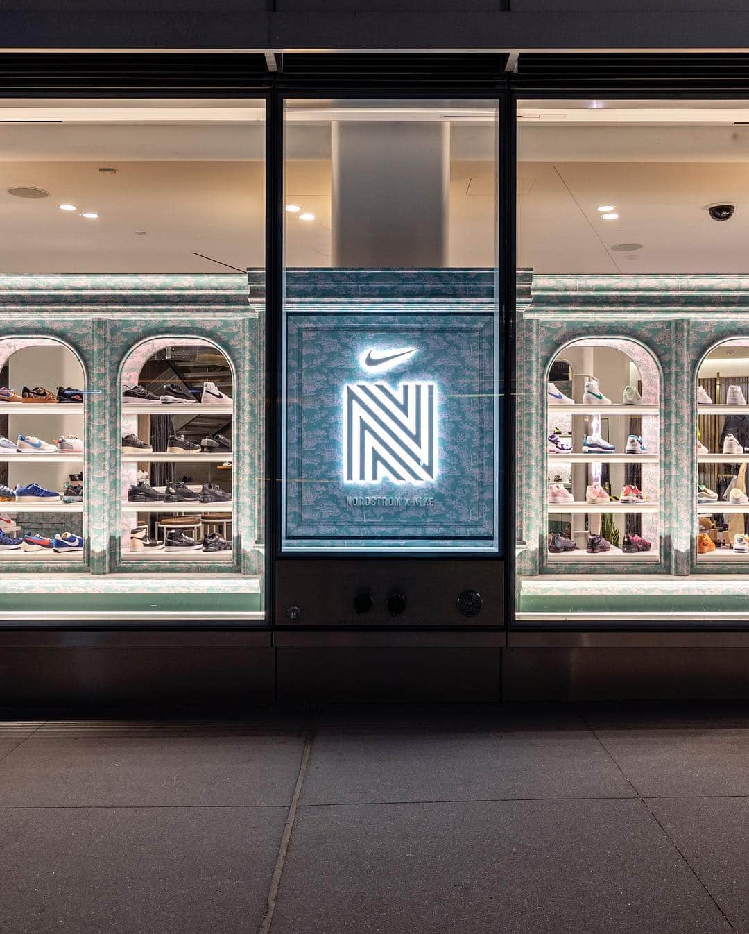 Nordstromさんのインスタグラム写真 - (NordstromInstagram)「Tonight we launched our first ever #nordstromxnike in NYC at #nordstromnyc Men’s Store. The shop, curated by our very own @oliviakim, features apparel, accessories, shoes & more. Swipe ⬅️ to check out the shop & a special thanks to @stretchandbobbito and everyone that came out to help us celebrate tonight!」4月19日 10時57分 - nordstrom