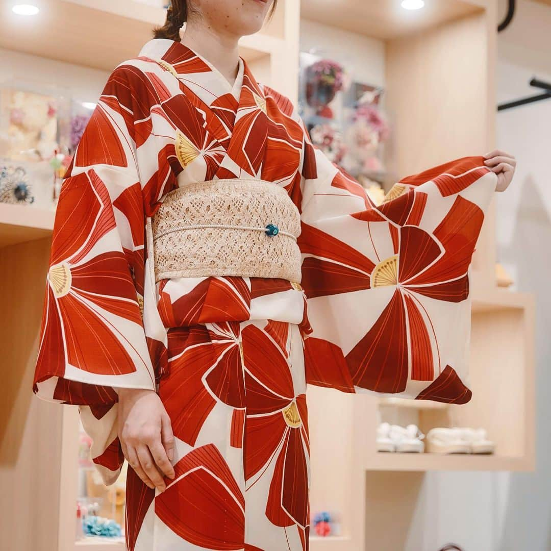 PARCO_ya上野さんのインスタグラム写真 - (PARCO_ya上野Instagram)「2019しゃら浴衣コレクション「ゆかた～花言葉～」﻿ ﻿ 職人の手技が光る注染や絞り。﻿ ﻿ 初夏の陽気を感じるこの季節。幾何学風の花柄がさりげなく個性的な「Flowery」レトロな配色が浴衣気分を盛り上げます。﻿ ﻿ <shop information>﻿ 着物・和雑貨﻿ 4F : しゃら﻿ TEL : 03-6240-1817﻿ ﻿ @mimatsu.shara.kimono﻿ #PARCO_ya #parcoya #パルコヤ #パルコヤ上野 #上野 #ueno #しゃら #きものの三松 #浴衣 #yukata #flowerey #華やかに #セオアルファ #mimatsu #shara #yukata #kimono #japaneseculture #プレタ浴衣 #浴衣女子 #花柄 #レトロ #注染 #絞り#花言葉 #上野散歩」4月19日 10時59分 - parco_ya_ueno