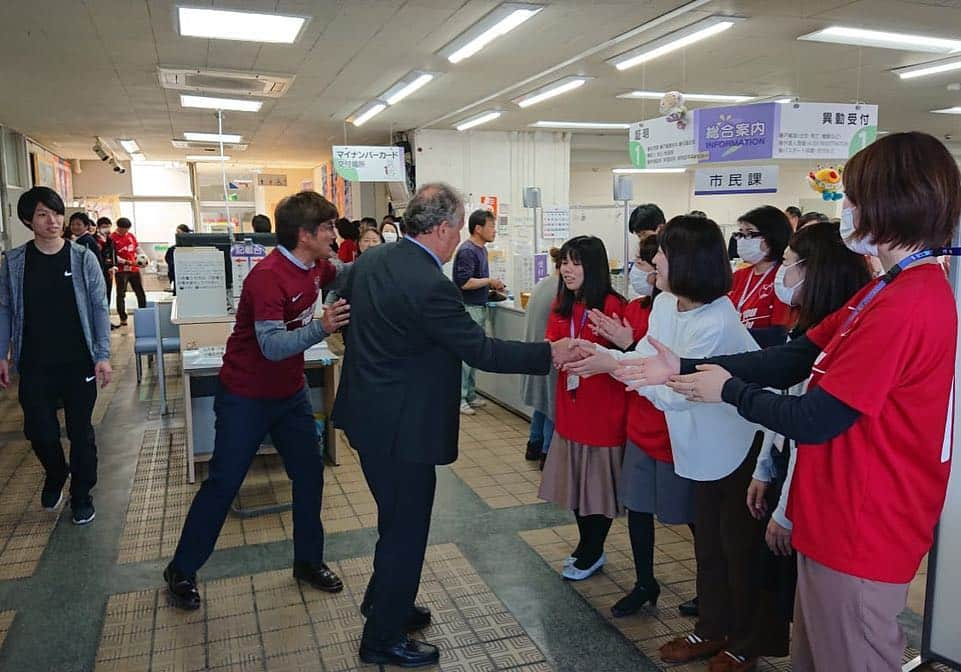 ジーコさんのインスタグラム写真 - (ジーコInstagram)「Sendo recebido em Itako,pelo Prefeito  Hiromichi Hara, cidade vizinha a Kashima que tem muitos torcedores nossos.Sempre bom receber esse carinho dos japas.」4月19日 11時01分 - zico