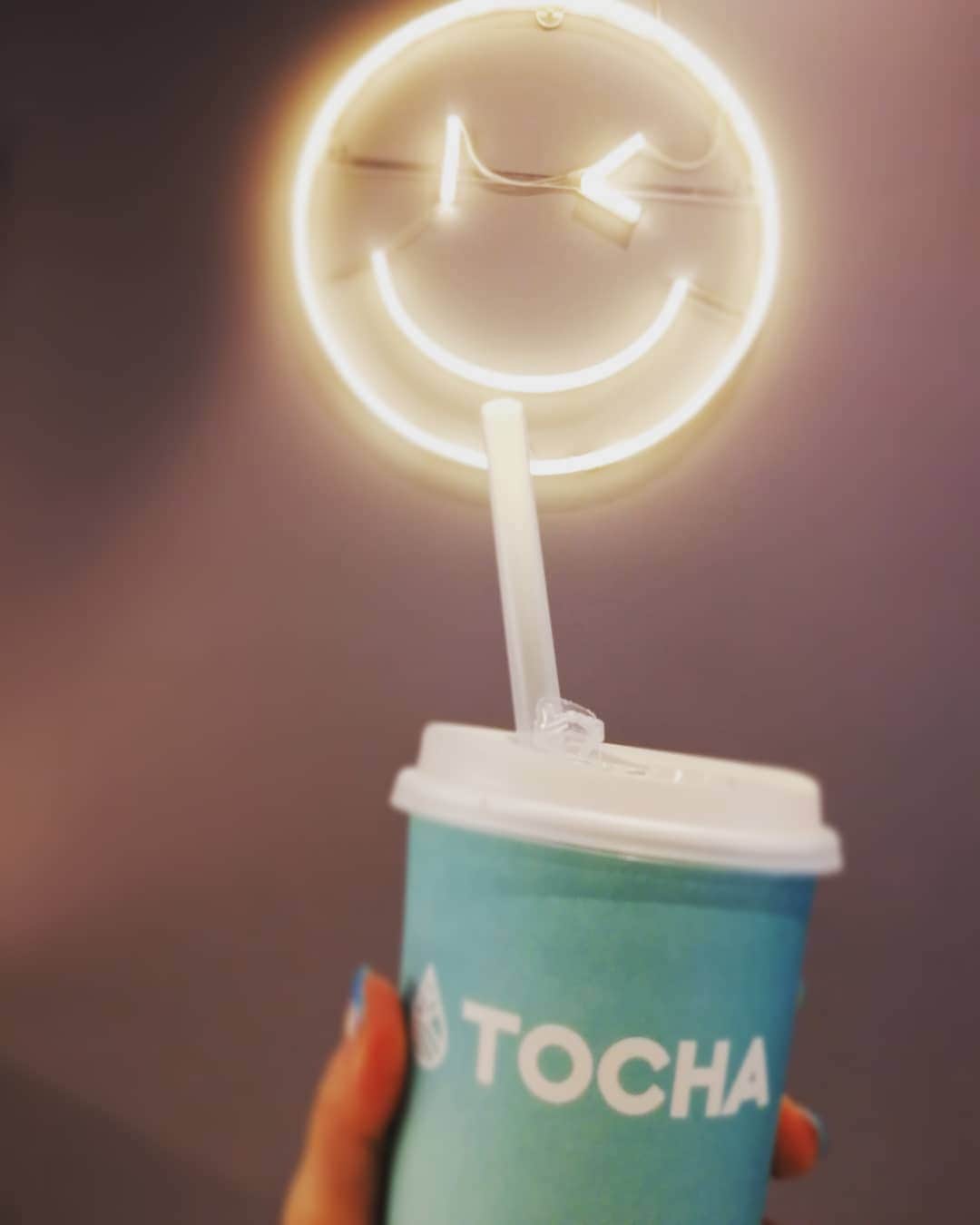 のインスタグラム：「タピオカ大好き💖w * 今回は自由が丘のTOCHAへ✨ にこちゃんが飲んでる風に💖w * * 店内おしゃれで、駅近(←大事!!)✨✨ * タピオカがもちもちでおいしかった😋💕 * あすかかわいすぎ🎵 (@elena4237aska) * * #タピオカ #タピオカミルクティー #自由が丘 #美味しい #駅近 #おすすめ #おしゃれ #TOCHA」