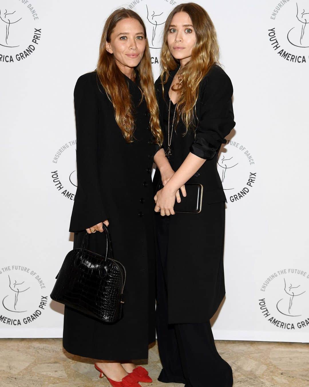 People Magazineさんのインスタグラム写真 - (People MagazineInstagram)「Mary-Kate and Ashley Olsen are out and about! 👯The twin sisters made a rare public appearance at the Youth America Grand Prix’s 20th Anniversary Gala—and looked chic as always. 💁 | 📷: Dimitrios Kambouris/Getty」4月19日 11時01分 - people