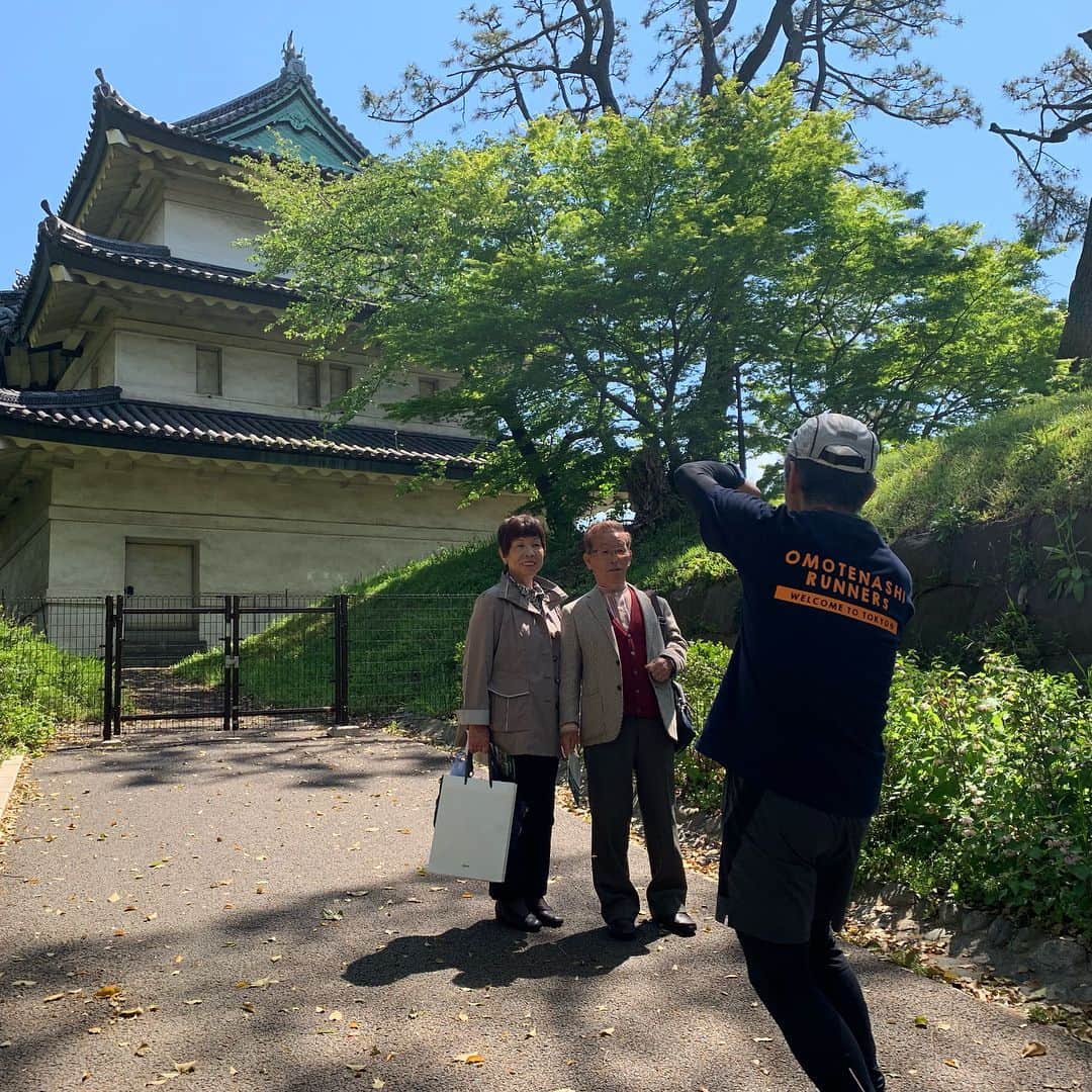 皇居ランナビのインスタグラム：「皇居観光ウォークツアーのご案内 ■5/21(火)・6/18(火)・7/16(火)開催■  東京国立近代美術館の「MOMATガイドスタッフ」による美術作品の対話による鑑賞と、 おもてなしランナー協会の皇居観光ウォーキングツアーのコラボレーションプログラムです😊  東京国立近代美術館の所蔵作品展「MOMAT　コレクション」で日本の美術に触れ、さらに日本有数の観光地である東京の中心・皇居東御苑の観光ウォーキングを通して、日本や皇居周辺の魅力を発見しませんか。 知識だけにとどまらない、コミュニケーションを大事にした、盛りだくさんなプログラムですよ～✨ 先日4/16に開催された参加者からは 「東御苑は初めてでしたが、知らないことがたくさんあって楽しかった」 「敷居が高いと感じていた美術館が、身近に感じられた」 というようなお声を頂きました😆  ご興味ある方は「皇居ランナビ」HPをご覧くださいね💕  おもてなしランナー協会主催の各種ツアーはこちら↓ http://www.kokyorun-navi.com/topics/imperialrunning/  #皇居ランナビ #皇居ラン #ミズノで皇居ラン #ミズノで女子ラン #ランニング女子 #ランニング #ハシリマスタグラム #ランナ#workout #instagood #run #jog #fitness #tokyo #imperialpalace #japan #走るひと #走る人 #followme #おもてなし #おもてなしランナー #running #runningday #jogging #marathontraining#東京観光#皇居東御苑」