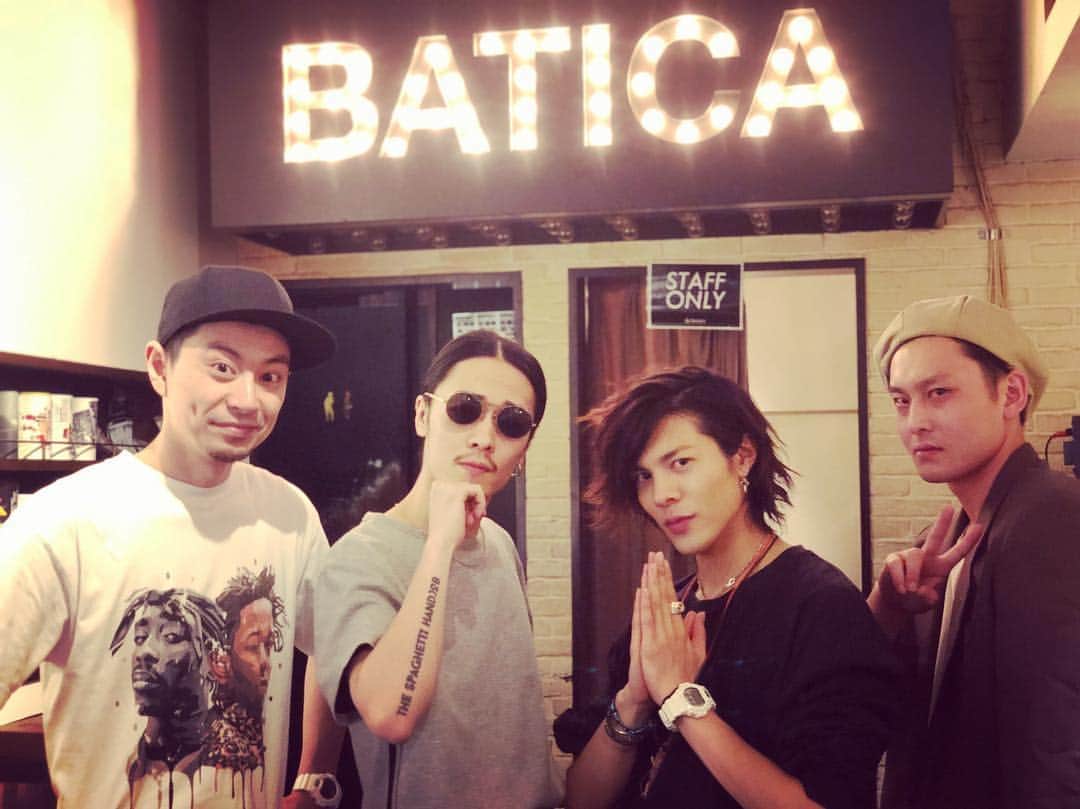 のインスタグラム：「🎫 ライブノチケットヲタテマツル〜♪ 2019毎月ライブONCE 4.18 in BATICA 楽しかったです〜。あと今日めっちゃ変なとこ身体痛い〜。久々にはしゃぎすぎたな。はしゃぎすぎて歌詞すっ飛んだな。反省します。。。🙍‍♀️💆‍♂️🙍‍♂️来月から一文字間違えにつきこっそり千円募金しよ。。。。 ※ Kick a ShowさんとOhmさんの余裕みのcity感がたまらなかったなぁ〜♪またやりたいなぁ〜♪ ※ 4月曲披露したから〜5月曲作らねば🚶‍♂️🕺🚶‍♂️やらいでか！」