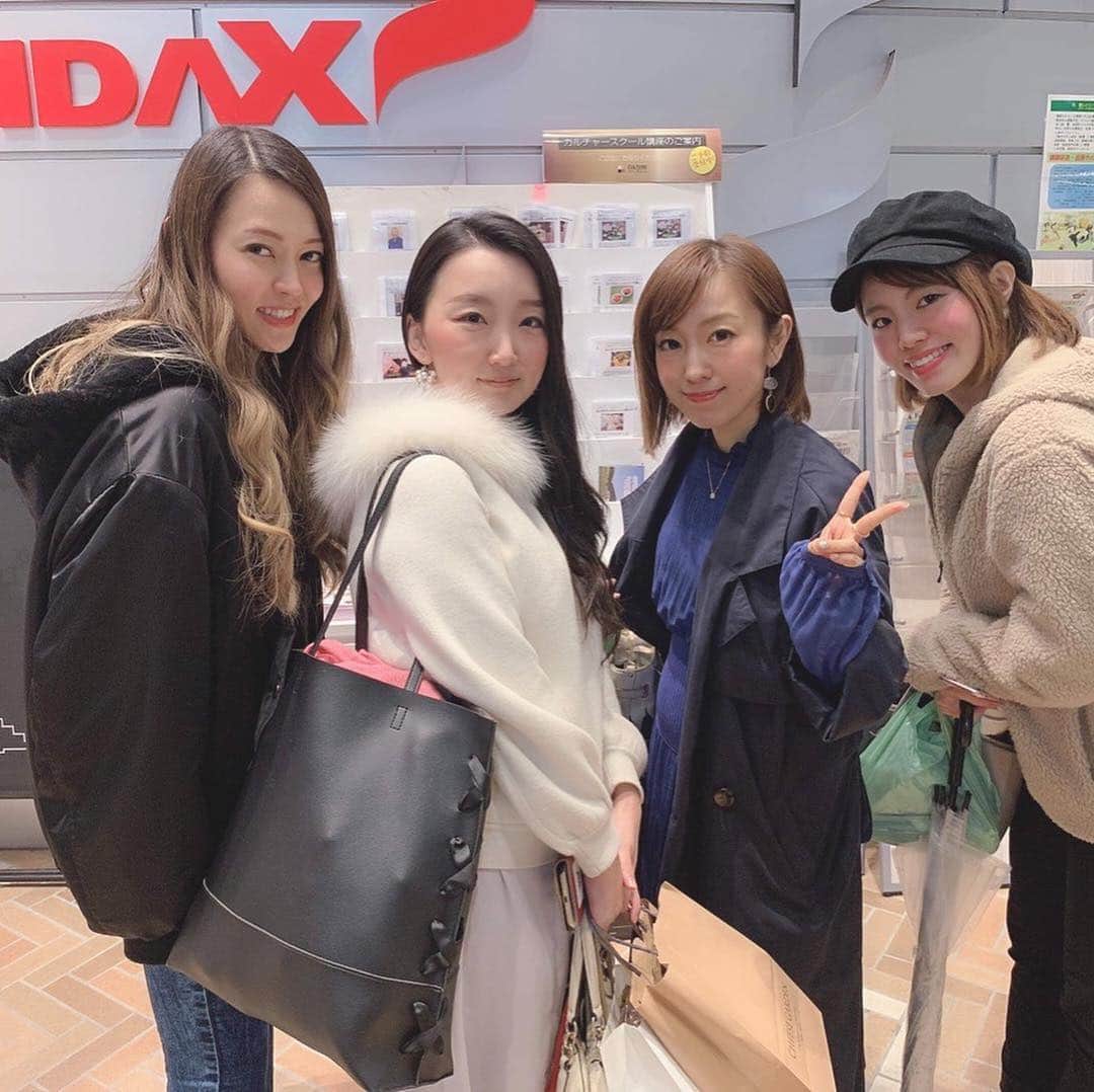HIROMINのインスタグラム：「❁︎ ❁︎ 4月10日 ❁︎ 仕事終わってすぐ新幹線🚅飛び乗り のぞみさんのラジオへ📻 この日はまさかの雪で😳びあじくり😳 本当に寒かったｶﾀ:(ˊ◦ω◦ˋ):ｶﾀ ❁︎ 到着したら かずみん、やせぼさん、ゆーみん、りずきんさんが来ていてあとからとらひでちゃんも🙌 ❁︎ かずみんがメキシコ行く前に会いたかったから、猛ダッシュ🏃‍♀️ みんなにも会えて嬉しかった🌸 ❁︎ いつも話してるから初めて会った気がしないよね🤣 いつかみんなでお酒飲みましょう🤤 ❁︎ かずみん、メキシコ行っても配信遊びに来てね🤣🤣🤣 ❁︎ ❁︎ #17live #17ライブ #17ライバー #イチナナ #ライブ配信 #リアルタイム #面白い #楽しい #enjoy #smile #happy #life #good #friends #instalife #instapic #instaphoto #instagood」