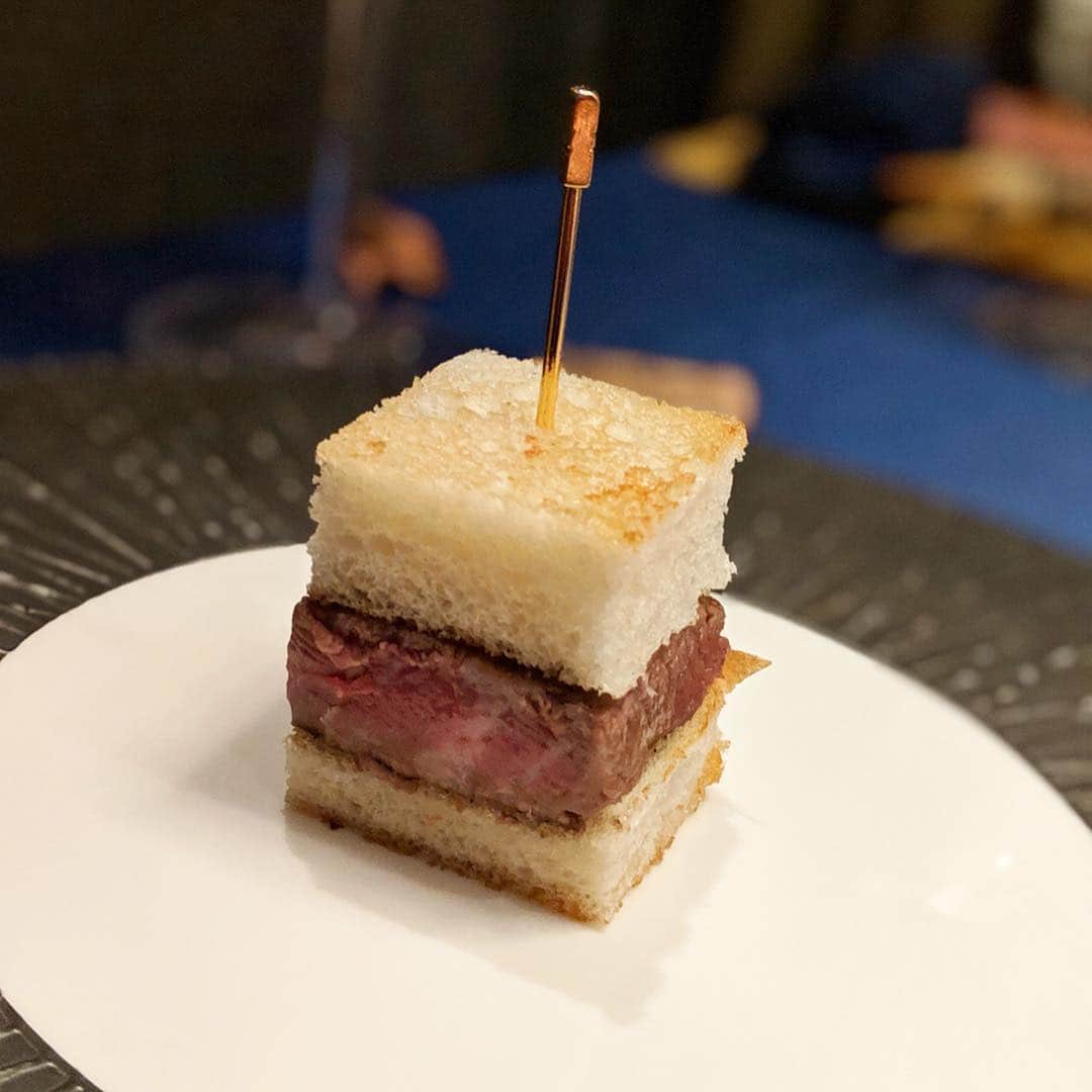 大見さなえさんのインスタグラム写真 - (大見さなえInstagram)「ペット可の鉄板焼き屋さんは 1つ1つの演出が素敵☺️💓 代官山 『#貴真 』 ・ スープを作る工程や、ローストビーフに燻製するところ すき焼きに金粉をかける所も目の前で見せてくれます🤤🌸 より美味しさが高まる(*^^*) ・ 前菜 神戸牛低温調理のタルタル サラダ 20種類の鎌倉有機野菜サラダ スープ 黒トリュフ香る神戸牛オックステールスープ フカヒレを合わせて 一品 日本一のこだわり卵のオムレツ 一品 神戸牛ローストビーフの瞬間燻製 海鮮 山口県産天然車海老のフライ〜自家製タルタルソースを合わせて〜 メイン 黒毛A5和牛サーロインステーキ50g お食事 ガーリックライス又は+¥900で 代官山ラーメンにも変更可能✨ デザート 代官山プリン ・ #鉄板焼き #鉄板料理 #犬会 #ペット可 #代官山グルメ #東京グルメ #ステーキ #代官山ラーメン #めぐログ_代官山」4月19日 11時23分 - tabe_megumi