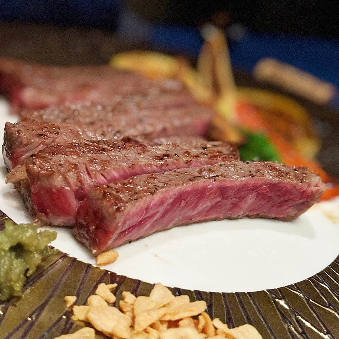 大見さなえさんのインスタグラム写真 - (大見さなえInstagram)「ペット可の鉄板焼き屋さんは 1つ1つの演出が素敵☺️💓 代官山 『#貴真 』 ・ スープを作る工程や、ローストビーフに燻製するところ すき焼きに金粉をかける所も目の前で見せてくれます🤤🌸 より美味しさが高まる(*^^*) ・ 前菜 神戸牛低温調理のタルタル サラダ 20種類の鎌倉有機野菜サラダ スープ 黒トリュフ香る神戸牛オックステールスープ フカヒレを合わせて 一品 日本一のこだわり卵のオムレツ 一品 神戸牛ローストビーフの瞬間燻製 海鮮 山口県産天然車海老のフライ〜自家製タルタルソースを合わせて〜 メイン 黒毛A5和牛サーロインステーキ50g お食事 ガーリックライス又は+¥900で 代官山ラーメンにも変更可能✨ デザート 代官山プリン ・ #鉄板焼き #鉄板料理 #犬会 #ペット可 #代官山グルメ #東京グルメ #ステーキ #代官山ラーメン #めぐログ_代官山」4月19日 11時23分 - tabe_megumi