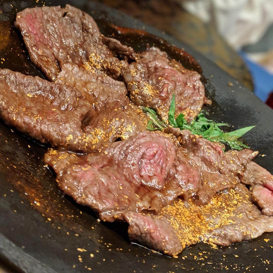 大見さなえさんのインスタグラム写真 - (大見さなえInstagram)「ペット可の鉄板焼き屋さんは 1つ1つの演出が素敵☺️💓 代官山 『#貴真 』 ・ スープを作る工程や、ローストビーフに燻製するところ すき焼きに金粉をかける所も目の前で見せてくれます🤤🌸 より美味しさが高まる(*^^*) ・ 前菜 神戸牛低温調理のタルタル サラダ 20種類の鎌倉有機野菜サラダ スープ 黒トリュフ香る神戸牛オックステールスープ フカヒレを合わせて 一品 日本一のこだわり卵のオムレツ 一品 神戸牛ローストビーフの瞬間燻製 海鮮 山口県産天然車海老のフライ〜自家製タルタルソースを合わせて〜 メイン 黒毛A5和牛サーロインステーキ50g お食事 ガーリックライス又は+¥900で 代官山ラーメンにも変更可能✨ デザート 代官山プリン ・ #鉄板焼き #鉄板料理 #犬会 #ペット可 #代官山グルメ #東京グルメ #ステーキ #代官山ラーメン #めぐログ_代官山」4月19日 11時23分 - tabe_megumi
