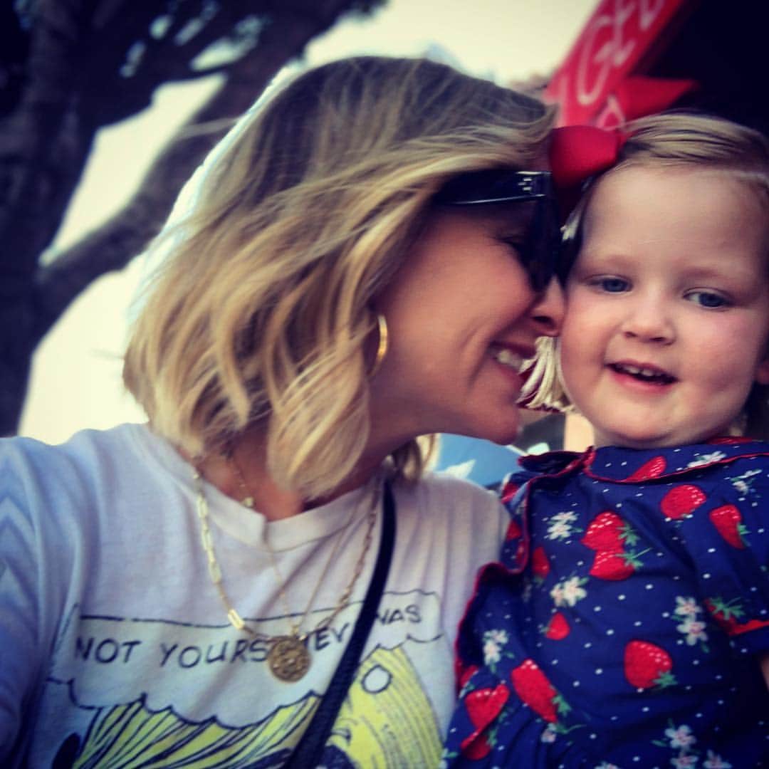 ジェシカ・キャプショーのインスタグラム：「It was a pretty great Thursday...❤️🍓」