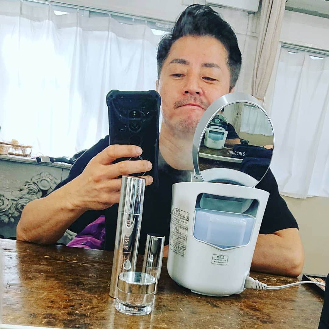 福川雅顕さんのインスタグラム写真 - (福川雅顕Instagram)「. 朝イチの仕事 現場にちょい早めに入って モデルに使うスキンケアをスチームに当たりながら試す . そして最近使ってるシリーズが @beaulin_r ． 保湿をしっかりしたい美容オタクさんや ツヤ肌メイクに仕上げたい人は是非！！ . とにかく美容成分を贅沢に配合されてるのが使ってすぐにわかる . #prではありません #美容オタク #基礎化粧 #保湿 #艶肌メイク  #beaulin」4月19日 11時32分 - masaakifukugawa