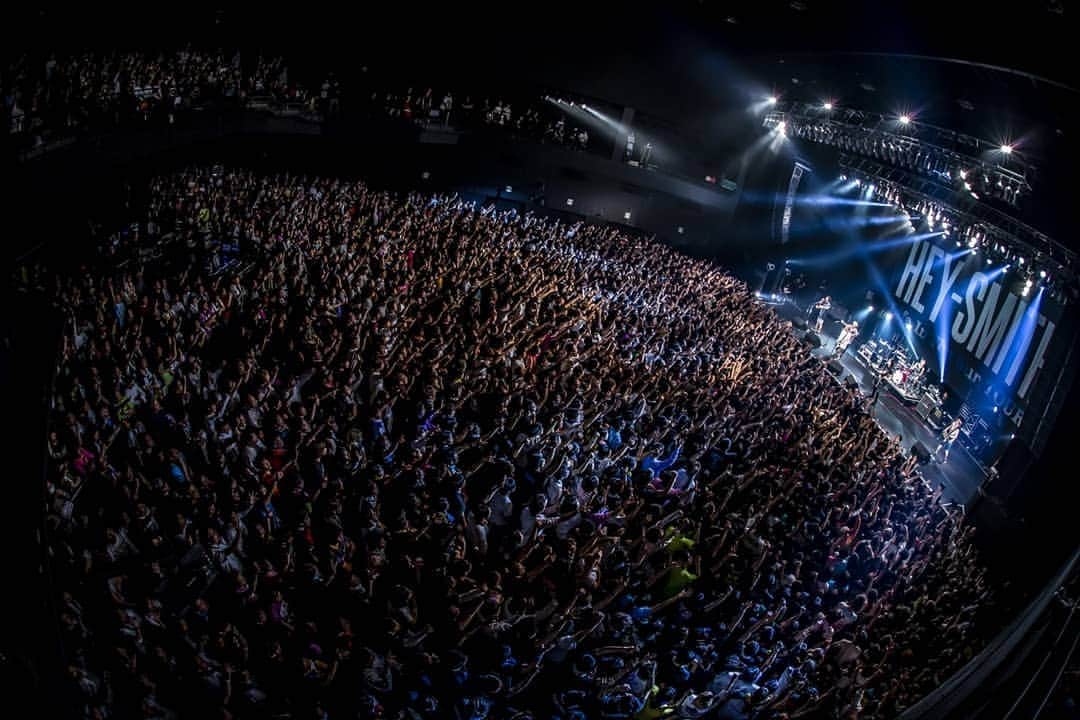 のインスタグラム：「4/18(木) Zepp Tokyo "Life In The Sun TOUR FINAL SERIES"  photo by @hayachinphoto」