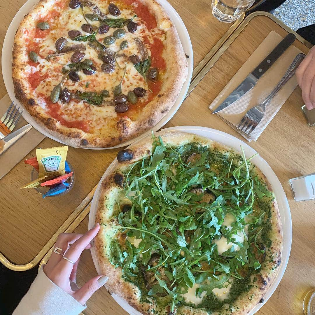 石田一帆さんのインスタグラム写真 - (石田一帆Instagram)「. イタリアンランチ🍝🍕♡ . ここはパリで1番おいしいアラビアータが 食べれると教えてもらっていったところ。 個人的にVERDEというルッコラがたくさん のったピザが大ヒット…😳💯 . これはまた食べたい🇫🇷💭 お店もかわいかったしまたいきたいリスト📝 . #ik_travel#ik_france#paris#cafeditalie#italianlunch#italian#lunch#visitfrance#francetravel#francetrip#trip#travel#南フランス#フランス#パリ#パリランチ#イタリアンランチ#イタリアン#ランチ#パリ旅行#フランス旅行#女子旅」4月19日 11時41分 - ishidakazuho