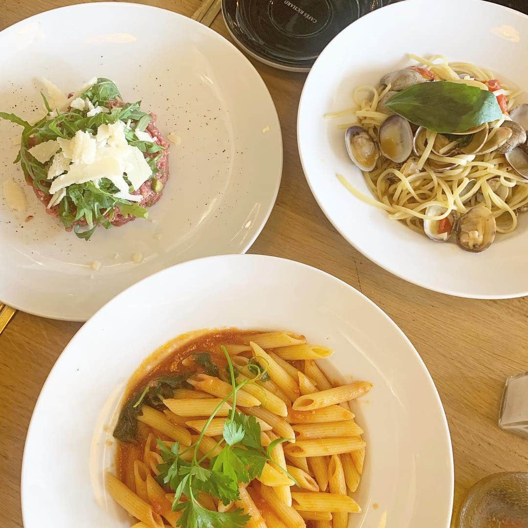 石田一帆さんのインスタグラム写真 - (石田一帆Instagram)「. イタリアンランチ🍝🍕♡ . ここはパリで1番おいしいアラビアータが 食べれると教えてもらっていったところ。 個人的にVERDEというルッコラがたくさん のったピザが大ヒット…😳💯 . これはまた食べたい🇫🇷💭 お店もかわいかったしまたいきたいリスト📝 . #ik_travel#ik_france#paris#cafeditalie#italianlunch#italian#lunch#visitfrance#francetravel#francetrip#trip#travel#南フランス#フランス#パリ#パリランチ#イタリアンランチ#イタリアン#ランチ#パリ旅行#フランス旅行#女子旅」4月19日 11時41分 - ishidakazuho