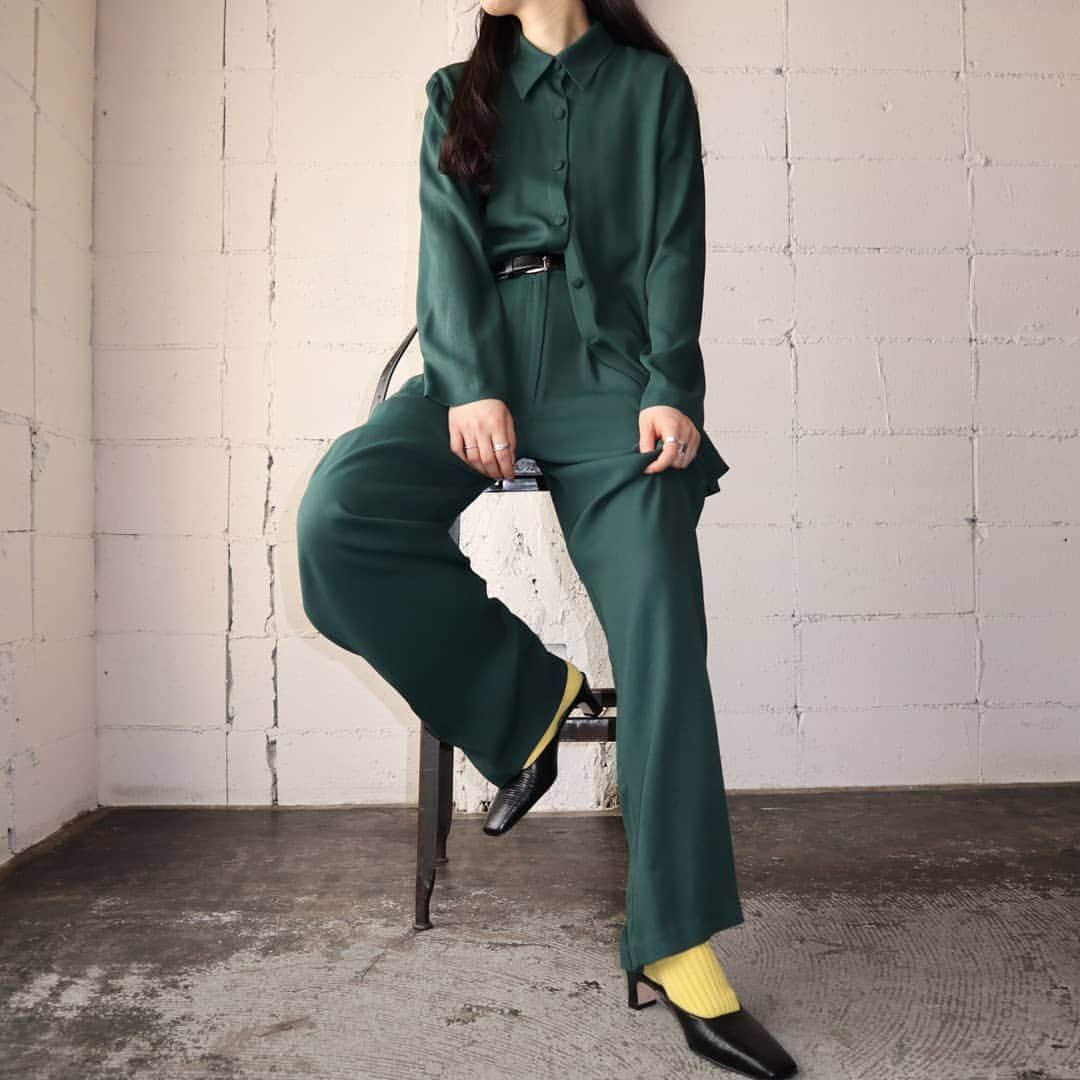 吉祥寺 古着屋 Orfeoのインスタグラム：「Green Set Up  #orfeo #kichijoji #vintage #used #fashion #coordinate #outfitts  掲載商品のお問い合わせはメールにて承っております。コメント、DMでのお問い合わせは受け付けておりませんのでご了承ください。」