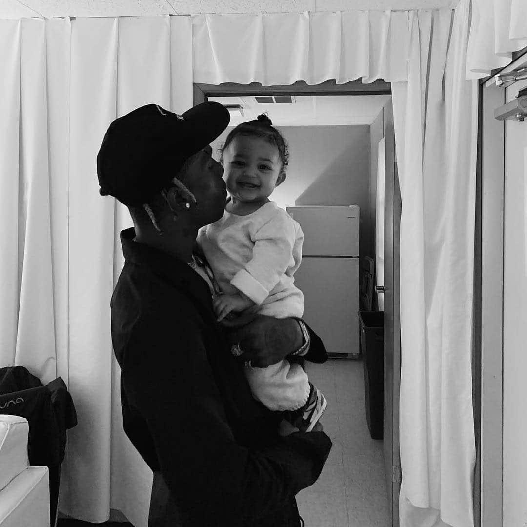E! Onlineさんのインスタグラム写真 - (E! OnlineInstagram)「Travis Scott has to pay nearly $400k in damages for cancelling a planned performance two days after Stormi's birth. Link in bio for the full story. (📷: Instagram)」4月19日 11時50分 - enews