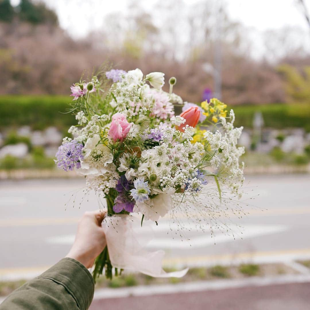 JF flower Shopさんのインスタグラム写真 - (JF flower ShopInstagram)「❤️ Jf flower shop. . . . .#2019jfflowershop #jfflowershop #flower #florist #floral #flowerlesson #koreanflorist #flowerstagram  #koreanflower  #웨딩부케 #플로리스트 #플로리스트수업 #핸드타이드  #범계플라워레슨 #꽃꽂이 #플라워레슨 #꽃꽂이수업 #안양꽃집 #범계꽃집 #평촌꽃집 #과천꽃집 #인덕원꽃집 #동편마을꽃집 #포일동꽃집 #내손동꽃집 #의왕꽃집#제이에프웨딩」4月19日 11時52分 - jfflowershop