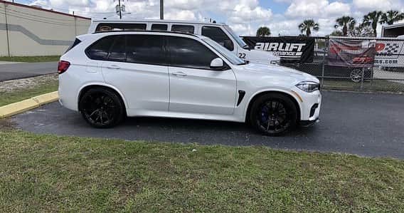 CarsWithoutLimitsさんのインスタグラム写真 - (CarsWithoutLimitsInstagram)「X5M looking clean on Vossens 👀 @prime8fitness  Photo @prime8fitness  #carswithoutlimits #bmw #x5m #vossens」4月19日 11時54分 - carswithoutlimits