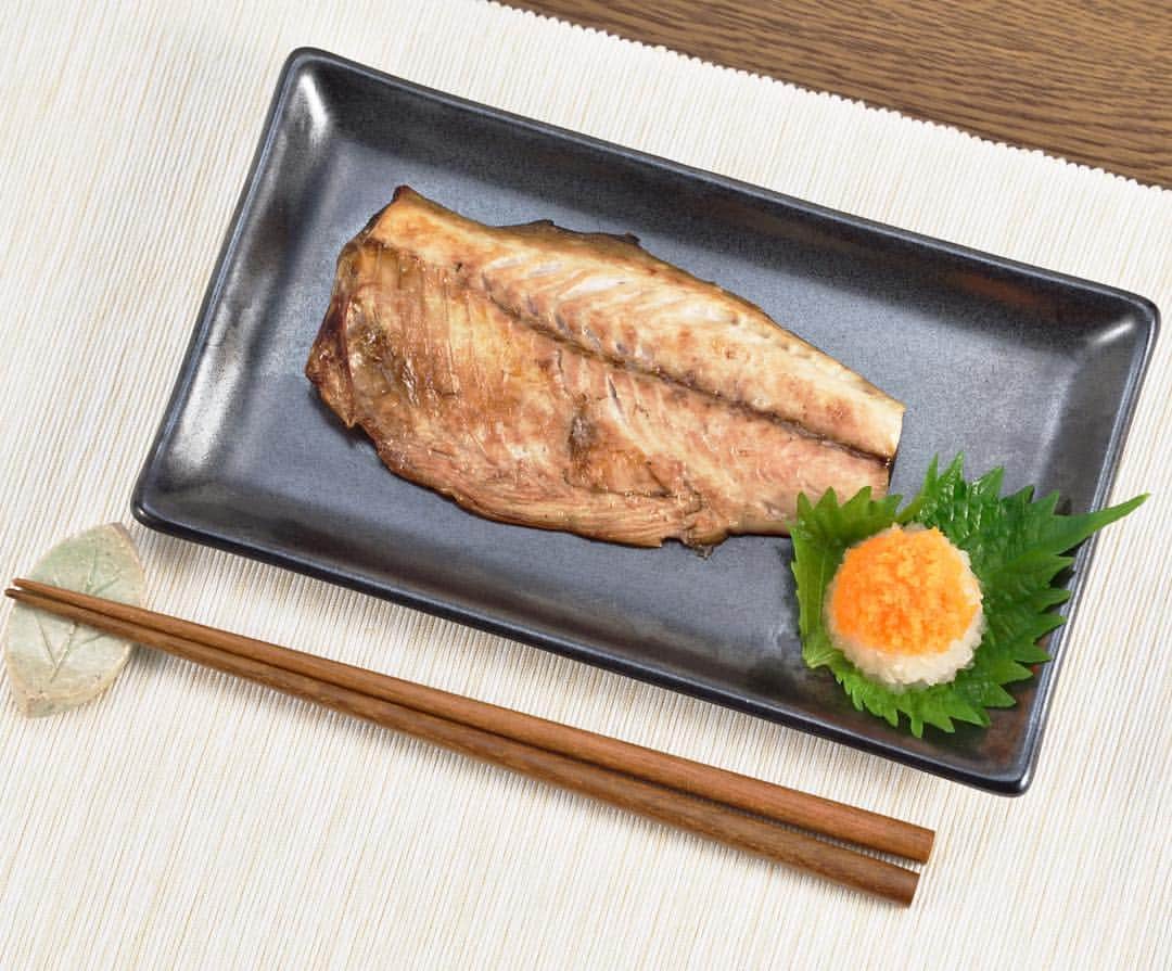 ののじ公式アカウントのインスタグラム：「.⁣ 🥕簡単「二色おろし」🥕⁣ .⁣ 【 #人参三昧 】⁣ .⁣ 新発売の #人参三昧 は1つで⁣ 太切り、すりおろし、細切りと⁣ 3種類の切り方ができる便利な調理器具です😍⁣ .⁣ もちろん大根やじゃがいも、⁣ にんにくやしょうがなど⁣ 様々な野菜に使えます✨⁣ .⁣ 焼き魚の付け合わせにぴったりの⁣ 色鮮やかな「二色おろし」も⁣ 楽に大根と人参をすりおろせるので⁣ あっという間に完成です😊⁣ .⁣ 「人参三昧」のご購入は、⁣ ののじ公式instagram @nonoji.official のリンク先、公式HPをご利用くださいませ🧚🏻‍♀️⁣ .⁣ にこにこ、うふふが、いっぱい😊⁣ .⁣ .⁣ #ののじ #野菜 #サラダ #手料理 #料理好きな人と繋がりたい #人参三昧 #大根おろし #お弁当 #健康ごはん #キッチングッズ #おうちごはん #家庭料理 #簡単ごはん #便利グッズ #yummy #instafood #tasty #ワンランク上の生活 #vegetables #デリスタグラム #主婦の味方 #お手伝い #にんじん #ランチ #lunch #foodpic #foodie #晩ごはん #和食」