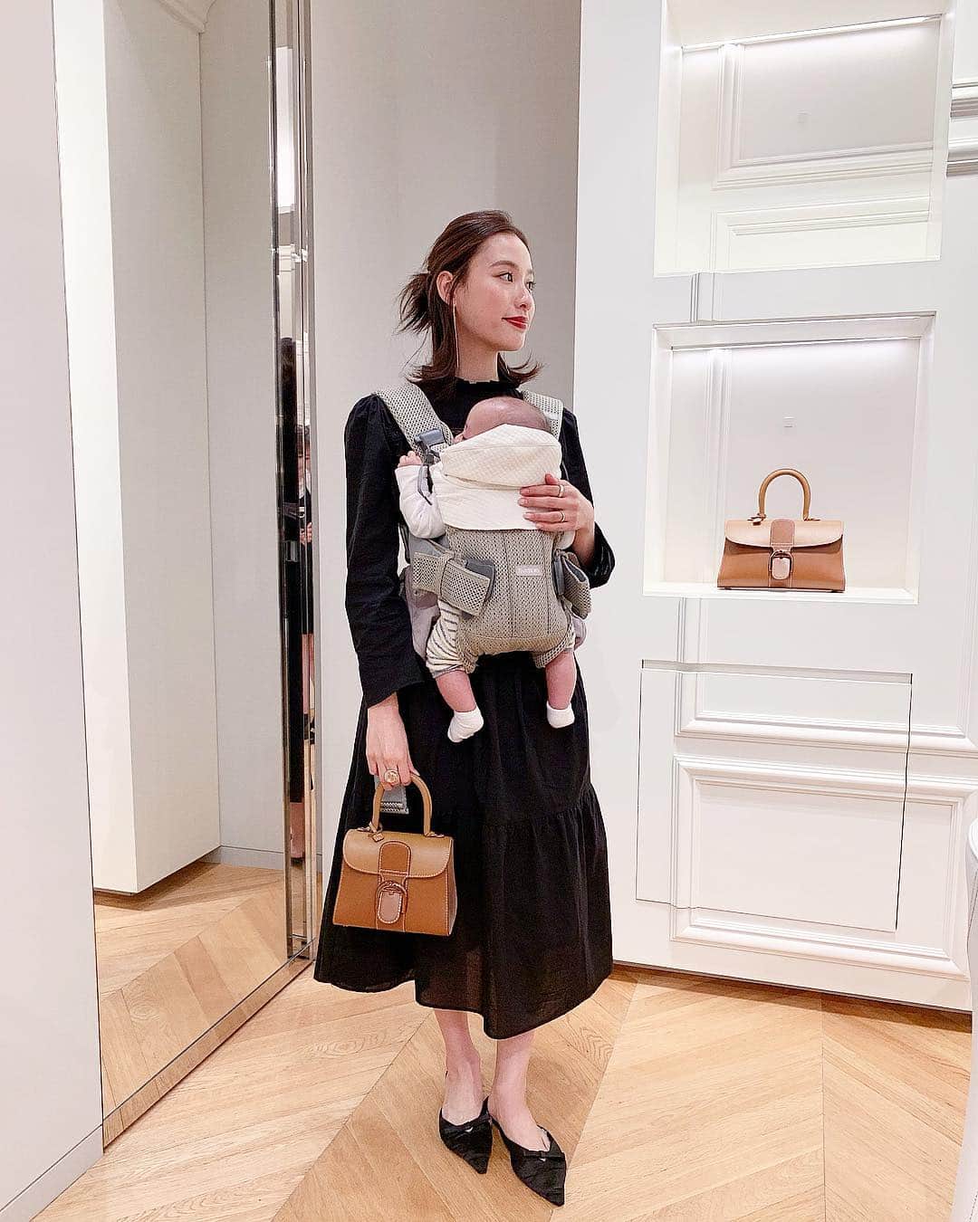 小西翼さんのインスタグラム写真 - (小西翼Instagram)「心斎橋の路面店 @delvaux ✨ 店内も広くて素敵な空間でした🥺 . 2019年春夏コレクション限定で、 ブリヨンの新しいモデル「l'xxl」 を見させて頂きました😍🙏 . 2枚目の写真がブリヨン初 のオーバーサイズモデル。 男女兼用で使えるのが素敵💛 . #delvaux」4月19日 11時58分 - tucha_k