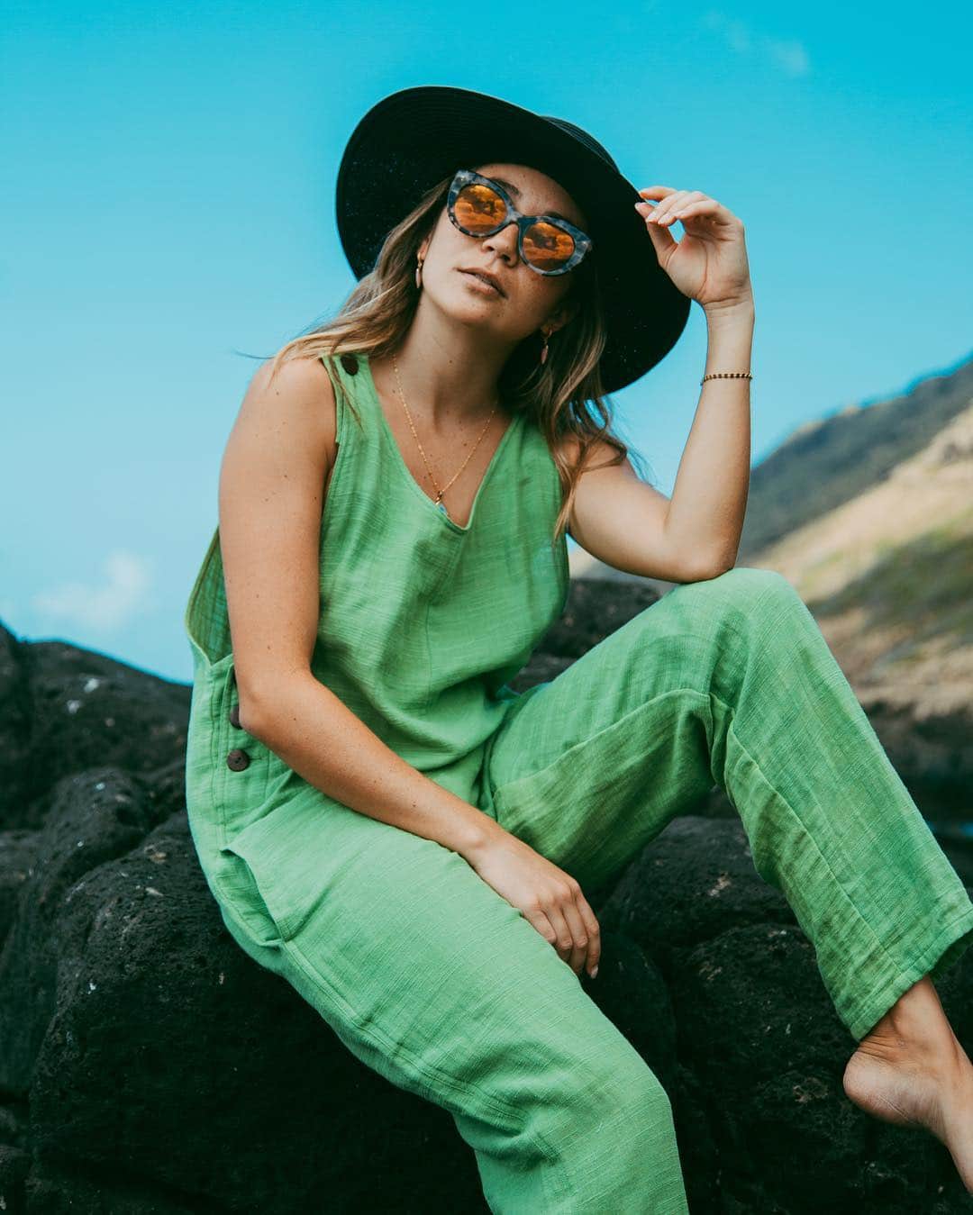 アリッサ ウーテンのインスタグラム：「🌵 shot by @haakeaulana wearing @marina.co.hi and @reveriehawaiibyaw 🍃」