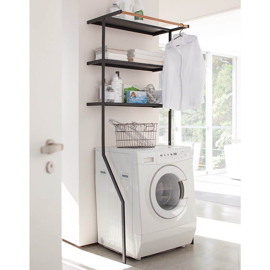 yamazaki_japanさんのインスタグラム写真 - (yamazaki_japanInstagram)「本日は一家に一台欲しいオススメアイテム「立て掛けランドリーシェルフ　タワー」のご紹介です。 . 立て掛けるだけでお使いいただけるカンタン設置で、洗濯機周りへの干渉が最小限に抑えられます。 . 棚板は三枚もあり、ハンガーバーもついているので、収納力は抜群◎ 転倒防止のネジも付いているので壁にしっかり固定する事もできます。 . ランドリーグッズでは珍しいスタイリッシュなブラックと、清潔感のあるホワイトの2カラー展開で、お家のランドリースペースをスタイリッシュに演出してくれます。 . ■SIZE　約W75×D48×H190cm --------------------------------- 山崎実業のコラムサイト「Simple Life Lab.」も運営中◎ 暮らしのアイデアや、漫画ヤマクマちゃんなど様々なコンテンツが掲載されています。 是非ご覧ください。 https://www.yamajitsu.co.jp/lab/ --------------------------------- #home#tower#モノトーンインテリア#スタイリッシュ#ランドリー#洗濯#洗濯機#ランドリーシェルフ#ランドリーラック#整理整頓#整理収納#暮らし#丁寧な暮らし#シンプルライフ#おうち#北欧雑貨#北欧インテリア#収納#シンプル#モダン#便利#おしゃれ #雑貨 #yamazaki #山崎実業 #laundry #laundryroom」4月19日 11時59分 - yamazaki.home.channel