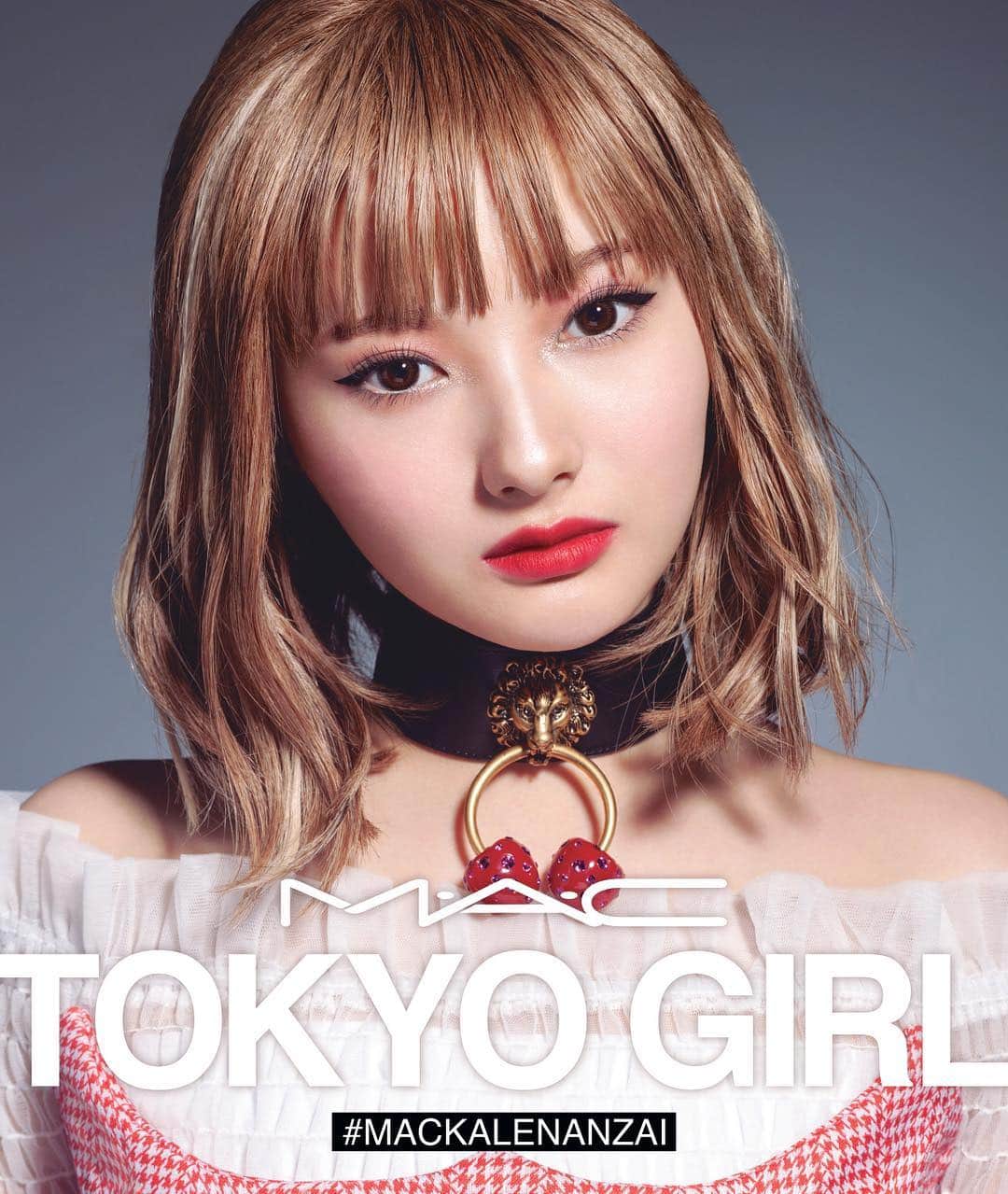M∙A∙C Cosmetics Japanのインスタグラム：「⠀ M·A·Cが提案する日本のトレンドメイク “TOKYO GIRL” 本日4/19～全国のM·A·C店舗で展開中！ ⠀ [リップスティック] ルビー ウー トーキョー [M∙A∙C ミネラライズ ブラッシュ] デインティ [ダズルシャドウ リキッド] ノット アフレイド トゥ スパークル ⠀ ⠀ 限定ビジュアルは令和元日5月1日にエイベックスからデビューする次世代ギャルとして話題の新人アーティスト「安斉かれん」とコラボ！ @kalenanzai #MACKALENANZAI ⠀ ⠀ ⠀ ⠀ ⠀ #MACCosmeticsJapan #MACコスメ #MACCosmetics #MAC #コスメ #メイク #トレンド #トレンドメイク #リップ #リップスティック #赤リップ #ルビーウートーキョー #OnlyInJapan #Tokyo #Lipstick #MACリップ #安斉かれん #KALENANZAI」
