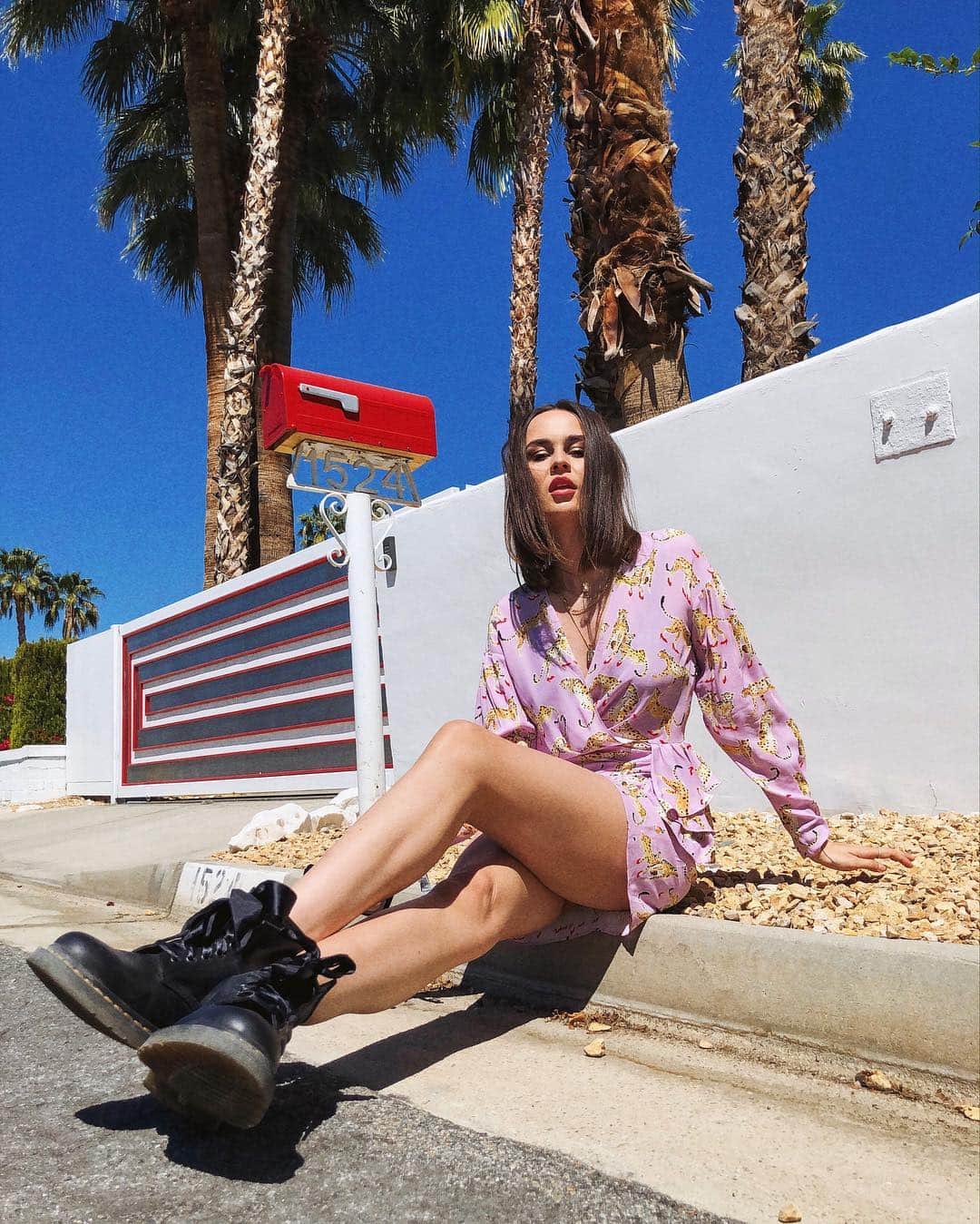 アンディー・トレスさんのインスタグラム写真 - (アンディー・トレスInstagram)「Who’s got a spare holiday home in Palm Springs for my man and I? We can be patient 🙋🏻‍♀️ #palmsprings #california . . . ¿Una casita en Palm Springs que les sobre? Mi novio y yo queremos una plis 😅🙏🏼🌴 #ootd #stylediaries #andytorres #drmartens #pinko #festivalfashion #fashion」4月19日 3時08分 - stylescrapbook