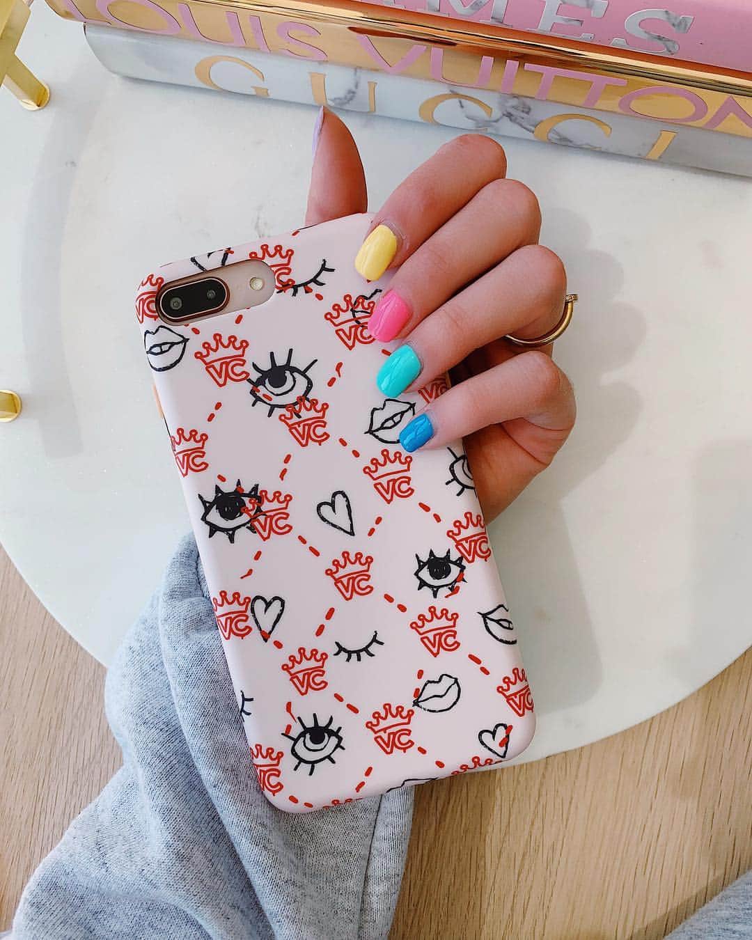 VELVETCAVIARさんのインスタグラム写真 - (VELVETCAVIARInstagram)「NEW DROP 🔥 Introducing our first limited edition, VC Logomania Case 👄 Inspired by today's bold fashion pieces and bright colors, a nude matte case topped with a pattern of hand drawn eyes, lips, hearts, and VC icons. 👁️❤️ Inventory is limited and won't be re-stocked. 💕 Get yours @velvetcaviar. #velvetcaviar」4月19日 3時13分 - velvetcaviar