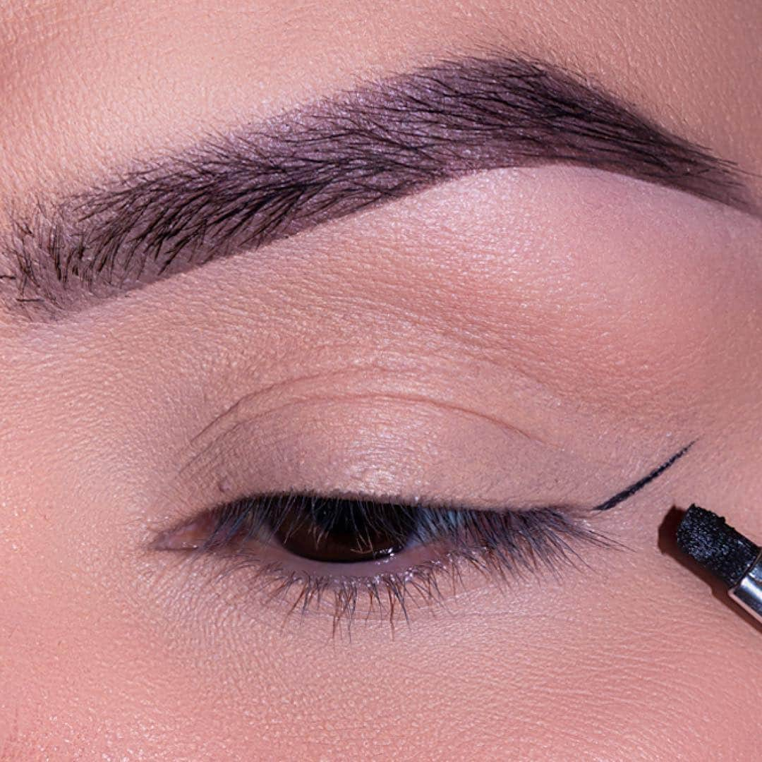 Motives Cosmeticsさんのインスタグラム写真 - (Motives CosmeticsInstagram)「Swipe 👈 to see how @ElyMarino creates the perfect winged eyeliner using our Gel Eyeliner in Little Black Dress. . . . . #motives #motivescosmetics #makeup #mua #makeuplove #makeupartist #naturalmakeup #beauty #worldmakeupartist #makeupadict #makeupobsessed #eyeliner #geleyeliner #drawoutsidethelines」4月19日 3時22分 - motivescosmetics