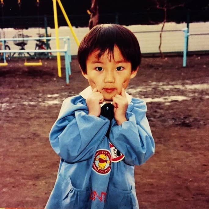 清水文太さんのインスタグラム写真 - (清水文太Instagram)「この時の僕と、今の僕 本当に中身変わっていない気がする。 「社会的に」生きる能力は、年齢を重ねていくごとに身についていったのかもしれないけど。いや、やっぱり全くできていないのだけれど。沢山の人に助けられてます。 嘘がつけないこととか（中二病みたいな時期があって、その時は嘘をついていた気がする、誰にでもバレるような、うそ） 好きなものには好きって突っ込んだり 素直に、良いものはいいって言えるところとか。逆もまた然り。  このまま 本当に大切なところは、変わらずにいたい。 好きなものに囲まれて 素敵な人に囲まれて、好きな人とともに居られる時間があればそれでいいや。 お金持ちなわけじゃないし、かっこいいわけでもないけれど、僕は今が幸せだって胸を張って言える。 苦しいこともあるし、もう終わらせたいと思う瞬間もあるけれど だけど 少なくとも 幸せな時間が過ごせるかもしれない近い将来までは頑張ろっと。人生、その繰り返しだなあ。  同じようなことをずーっと言ってるのも、僕だなあと思う。」4月19日 3時26分 - bunta.r