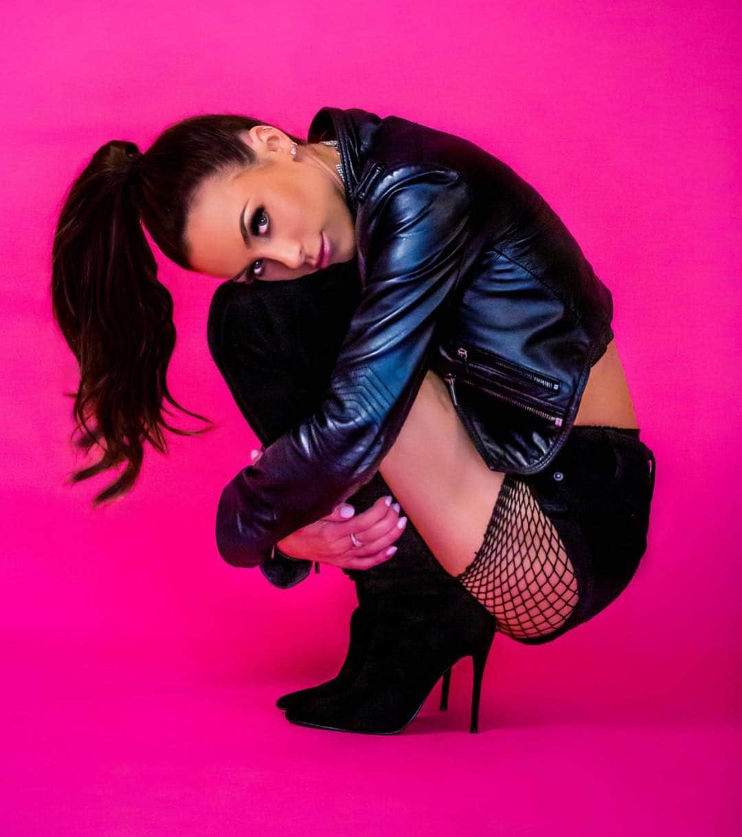 マンディー・ジルーのインスタグラム：「Are you ever in need of a hug & just end up hugging yourself? Self love is the way you guys! 🤗 (📸 @captnquinn)」