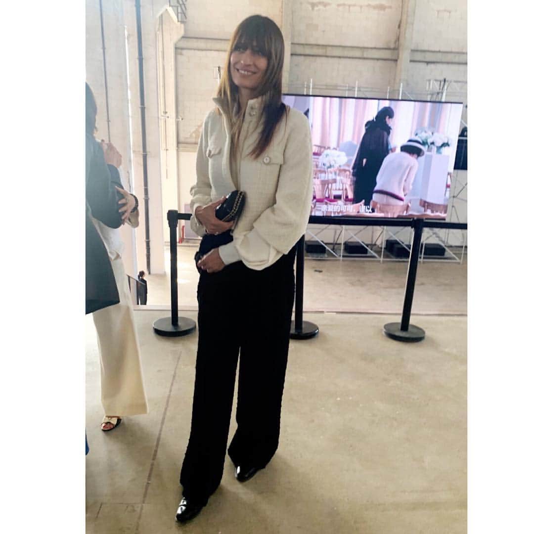 カロリーヌ・ド・メグレのインスタグラム：「Visiting this morning the @chanelofficial #MademoisellePriveShanghai exhibition opened till June 2nd at the West Bund Art Center 🇨🇳」